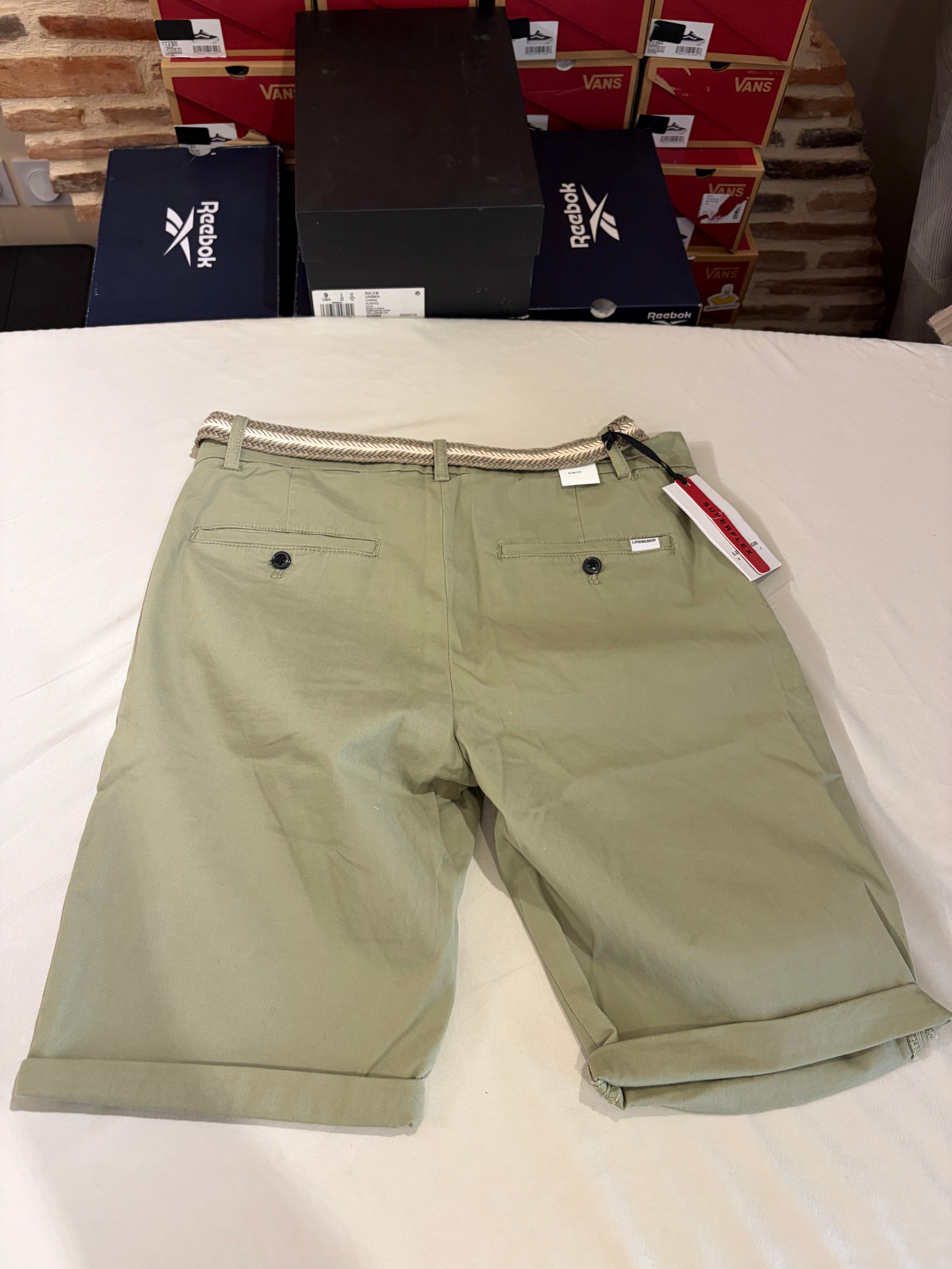 Short chino Lindbergh White Superflex vert sauge avec ceinture tressée – Taille L – Neuf