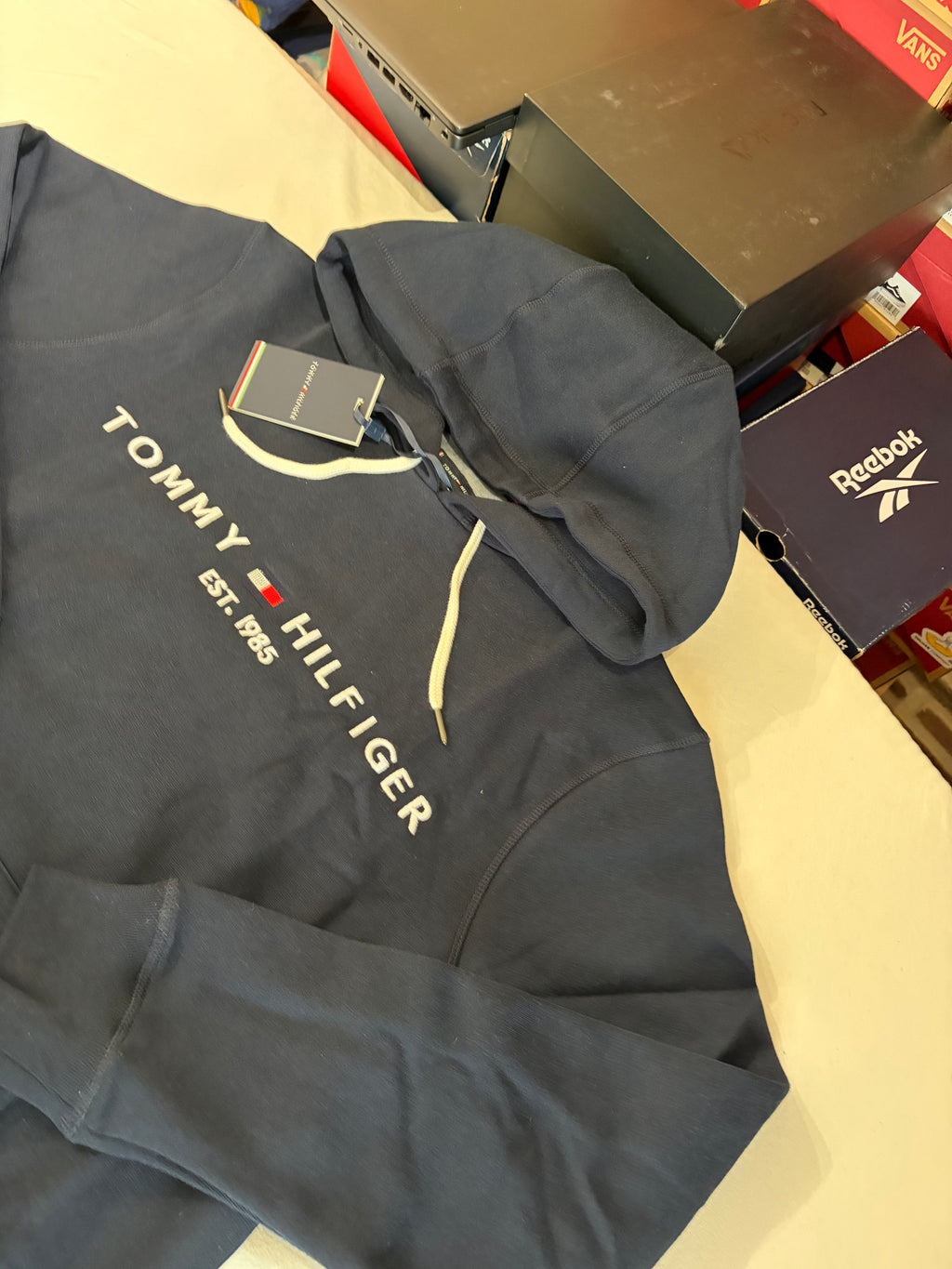 Sweat à Capuche Tommy Hilfiger Homme Bleu Marine – Logo Brodé EST. 1985 – Taille XL – Neuf