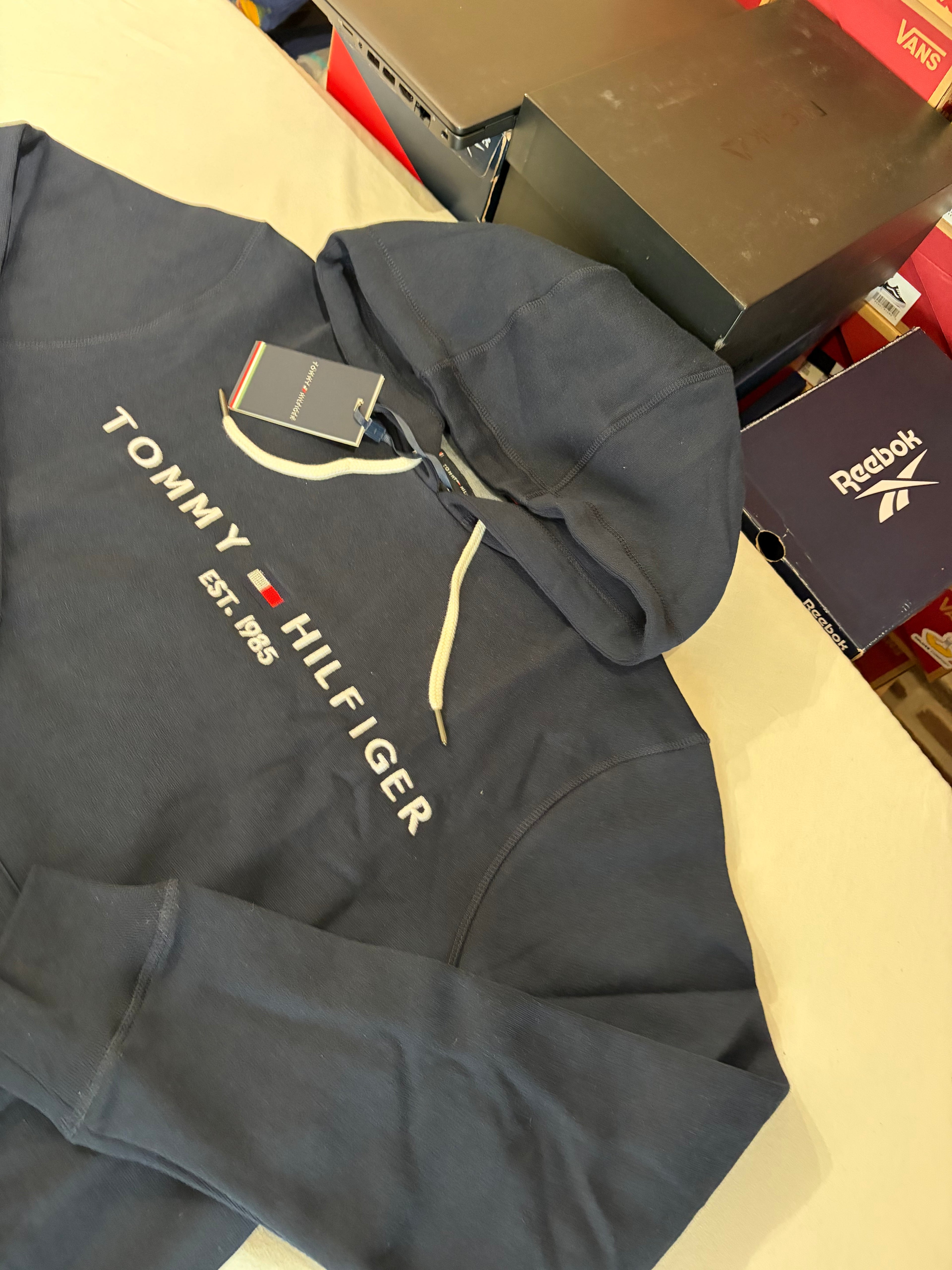 Sweat à Capuche Tommy Hilfiger Homme Bleu Marine – Logo Brodé EST. 1985 – Taille XL – Neuf