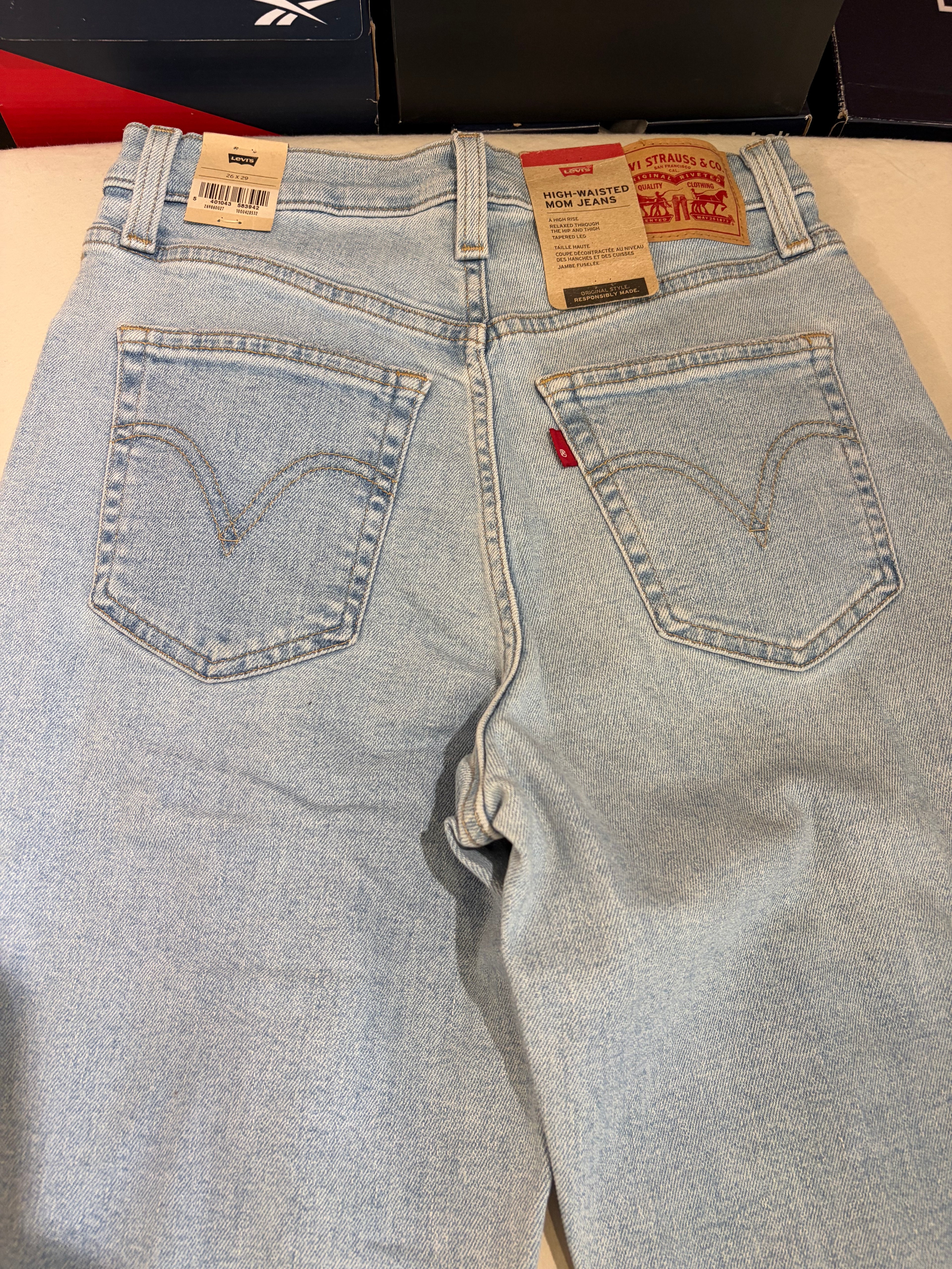 Jean Levi's® High Waisted Mom Femme Bleu Clair – Taille W26 – Neuf avec Étiquette