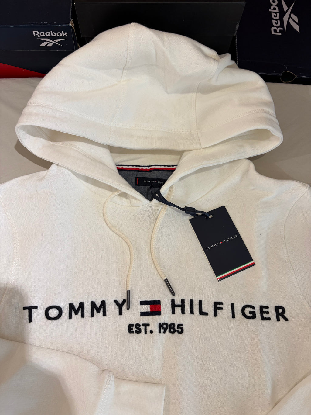 Sweat à Capuche Tommy Hilfiger Blanc Cassé Homme – Taille S – Logo Brodé – Neuf avec Étiquette