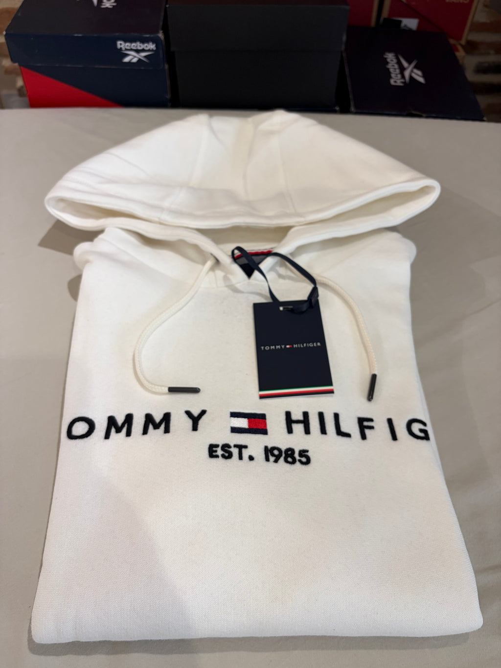 Sweat à Capuche Tommy Hilfiger Blanc Cassé Homme – Taille S – Logo Brodé – Neuf avec Étiquette