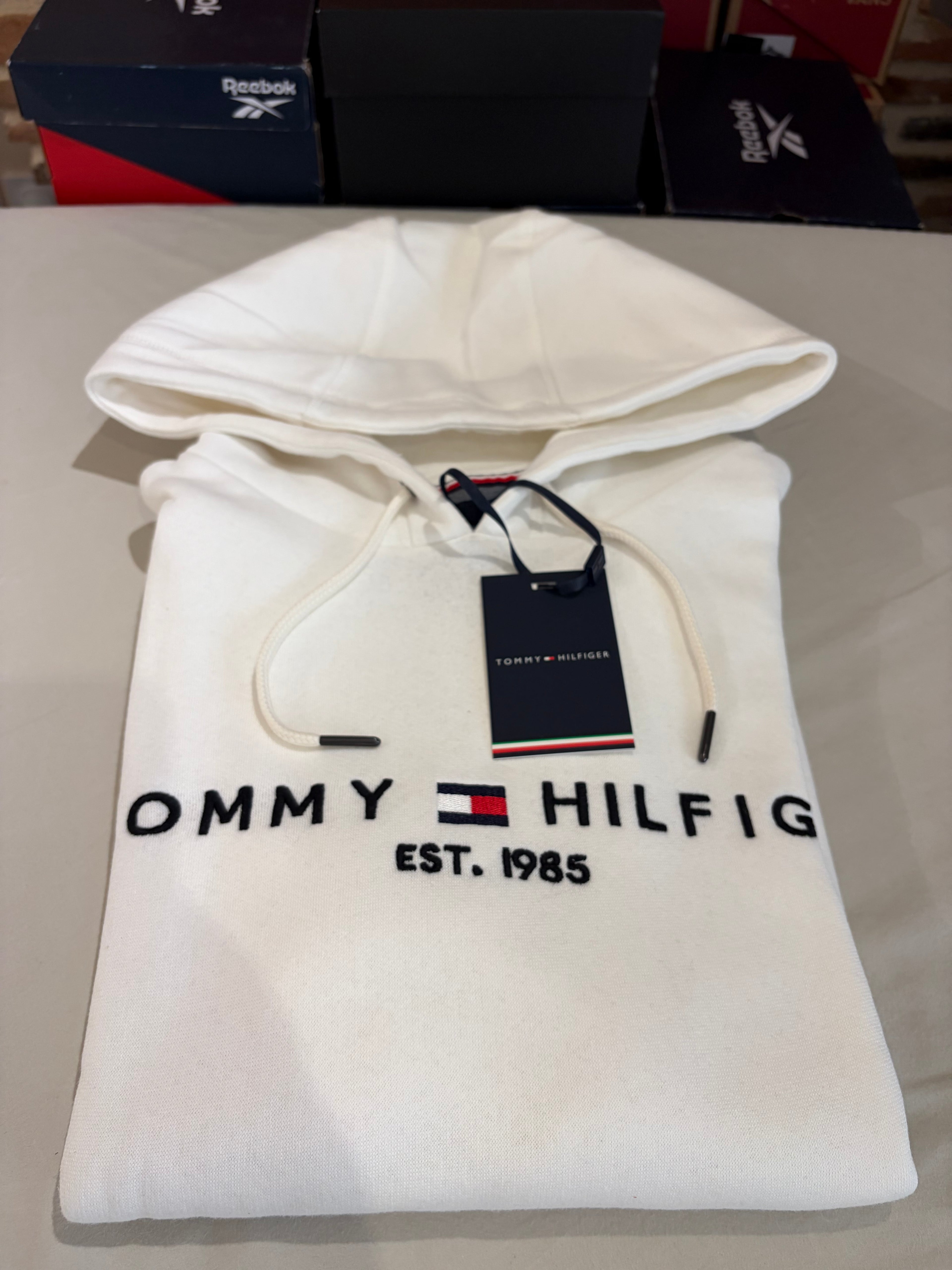 Sweat à Capuche Tommy Hilfiger Blanc Cassé Homme – Taille S – Logo Brodé – Neuf avec Étiquette