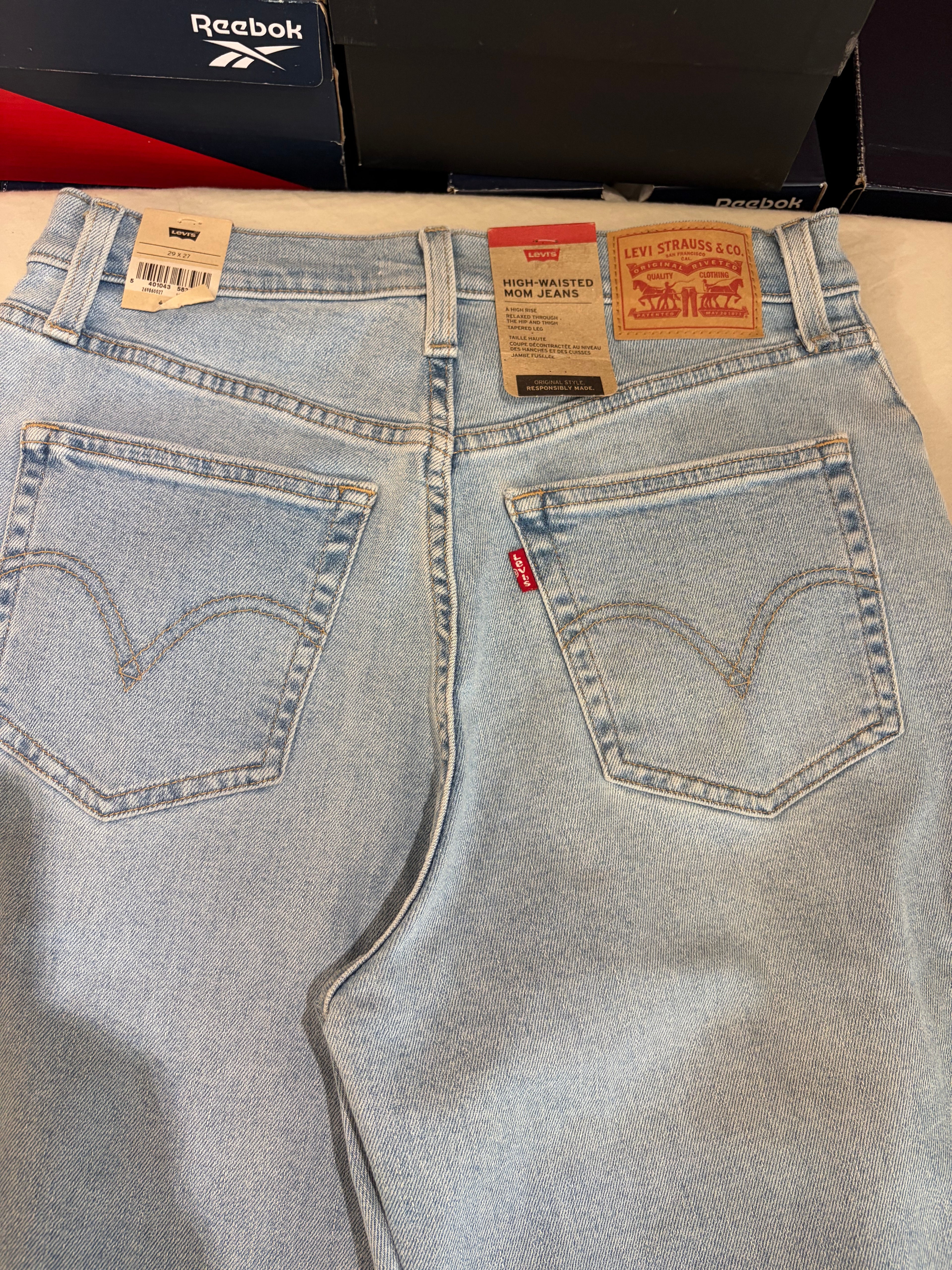 Jean Levi's® High-Waisted Mom Jeans Femme Bleu Denim Clair – Taille W29 L27 – Neuf avec Étiquette