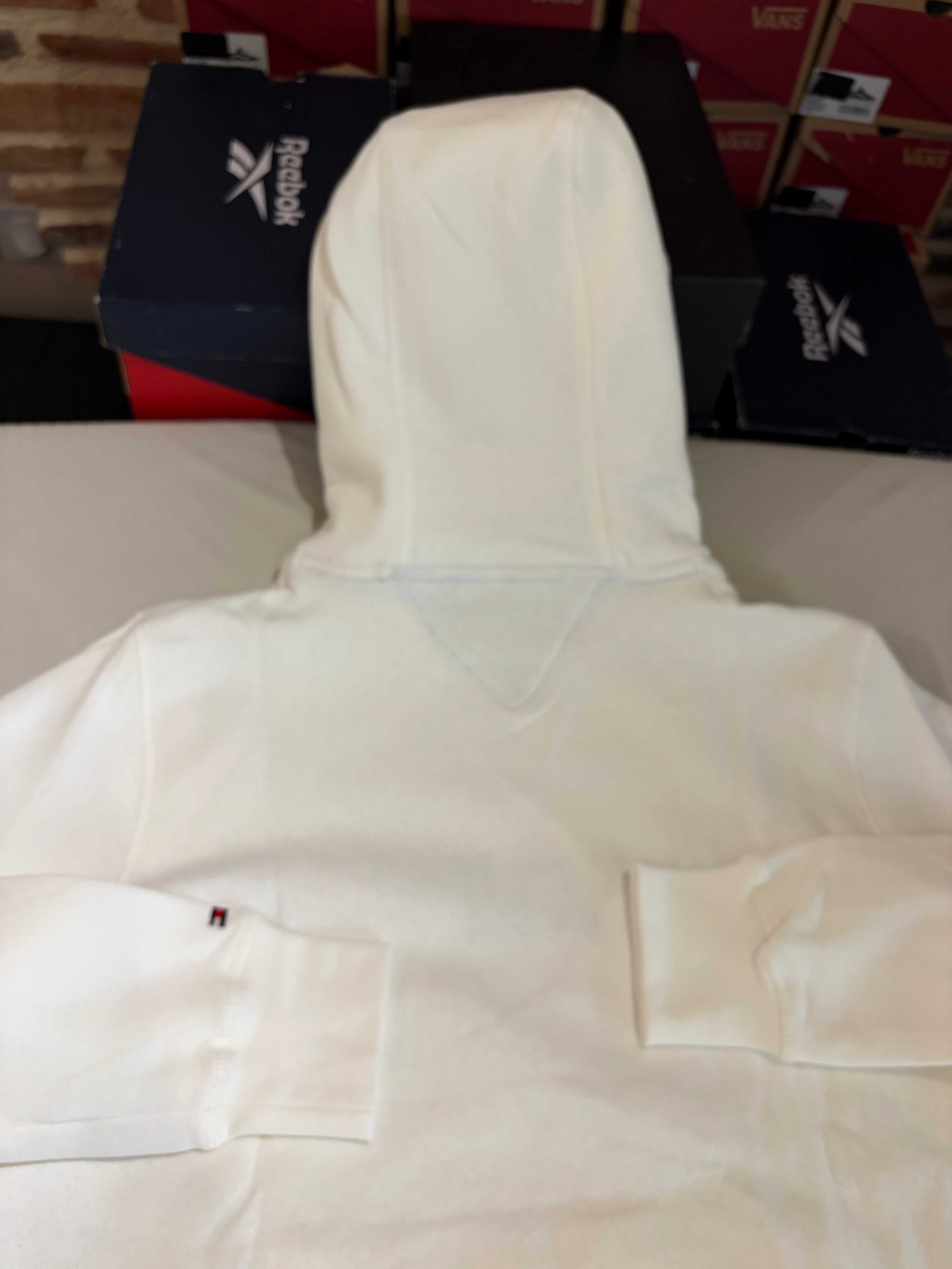 Sweat à Capuche Tommy Hilfiger Blanc Cassé Homme – Taille S – Logo Brodé – Neuf avec Étiquette