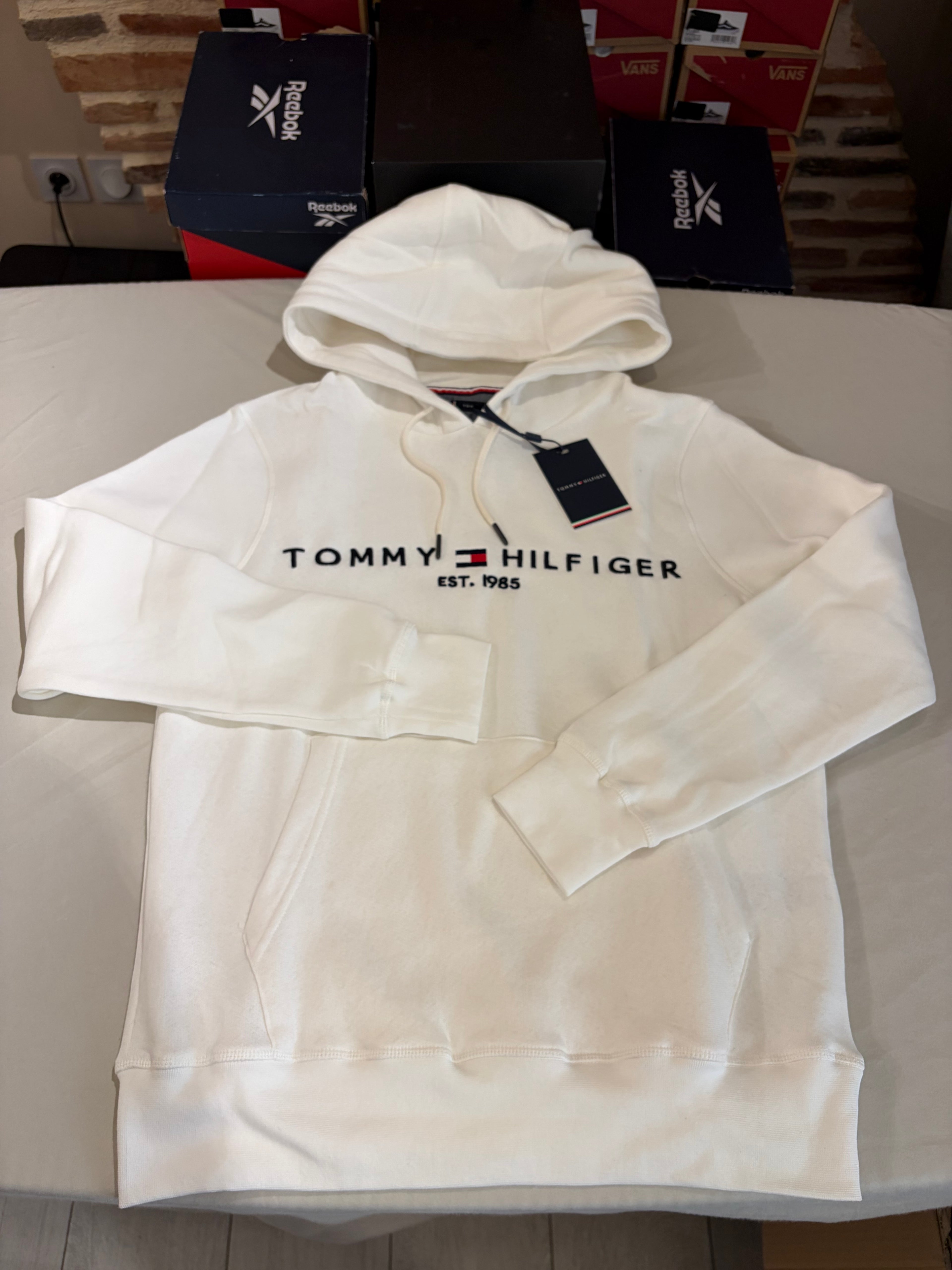 Sweat à Capuche Tommy Hilfiger Blanc Cassé Homme – Taille S – Logo Brodé – Neuf avec Étiquette