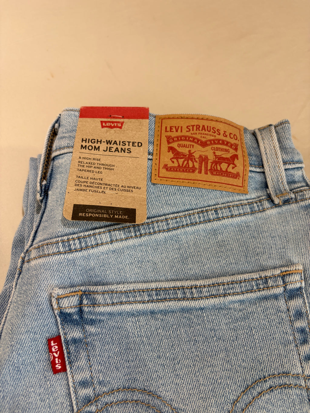 Jean Levi's® High-Waisted Mom Jeans Femme Bleu Denim Clair – Taille W29 L27 – Neuf avec Étiquette