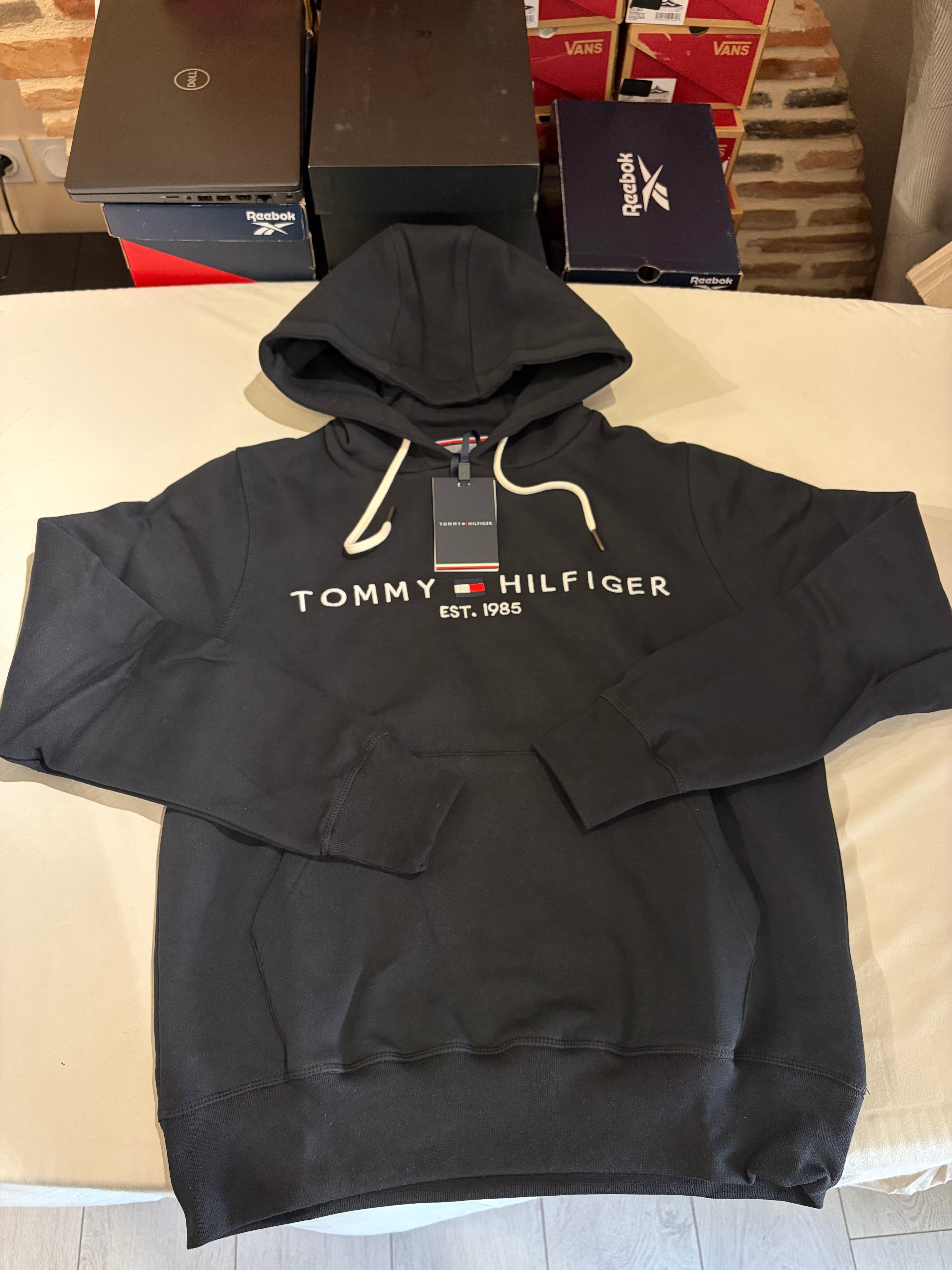 Sweat à capuche Tommy Hilfiger Logo Noir Homme – Taille M – Neuf avec étiquette