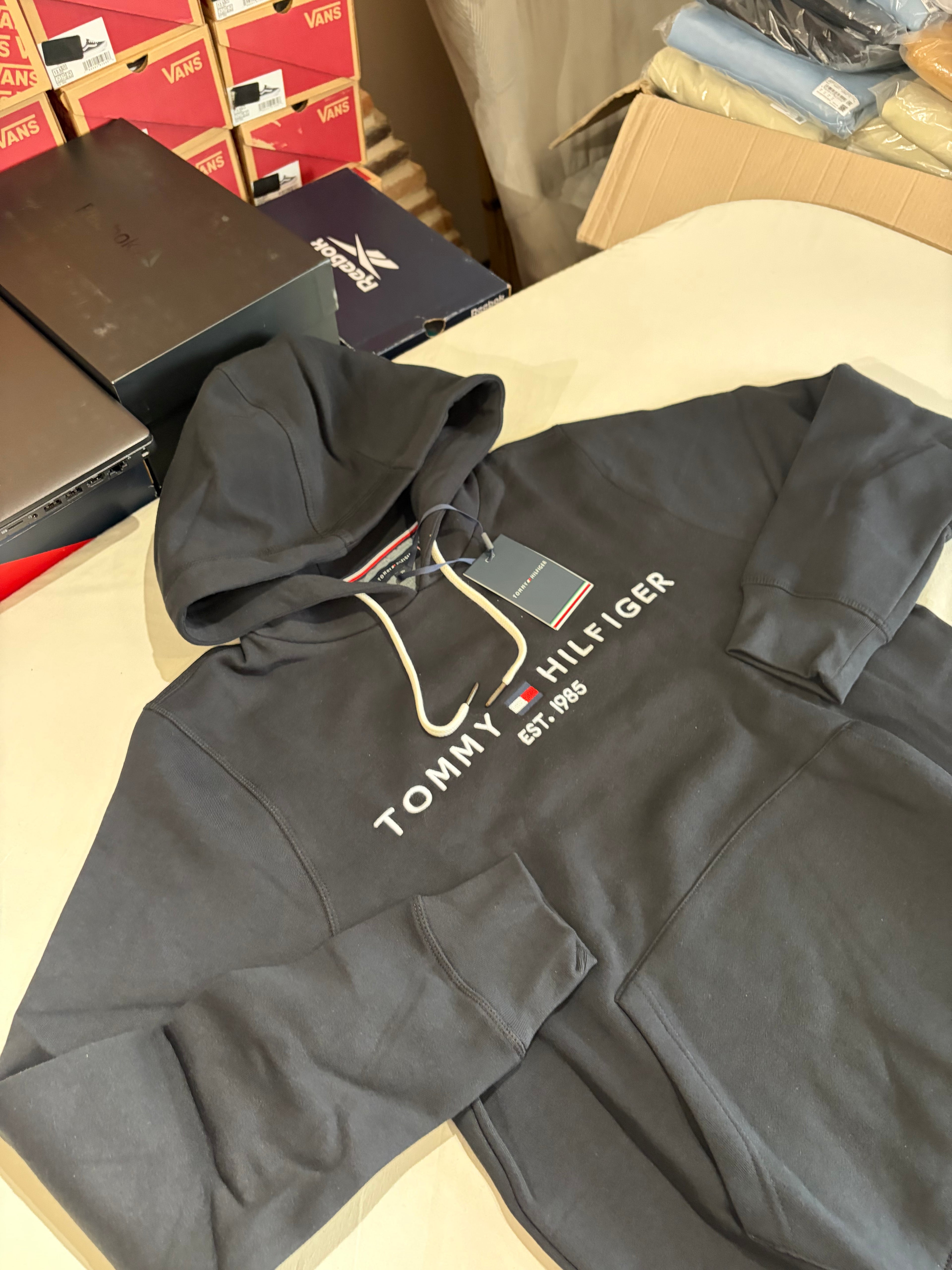 Sweat à Capuche Tommy Hilfiger Homme Noir – Logo Brodé EST. 1985 – Taille XL – Neuf