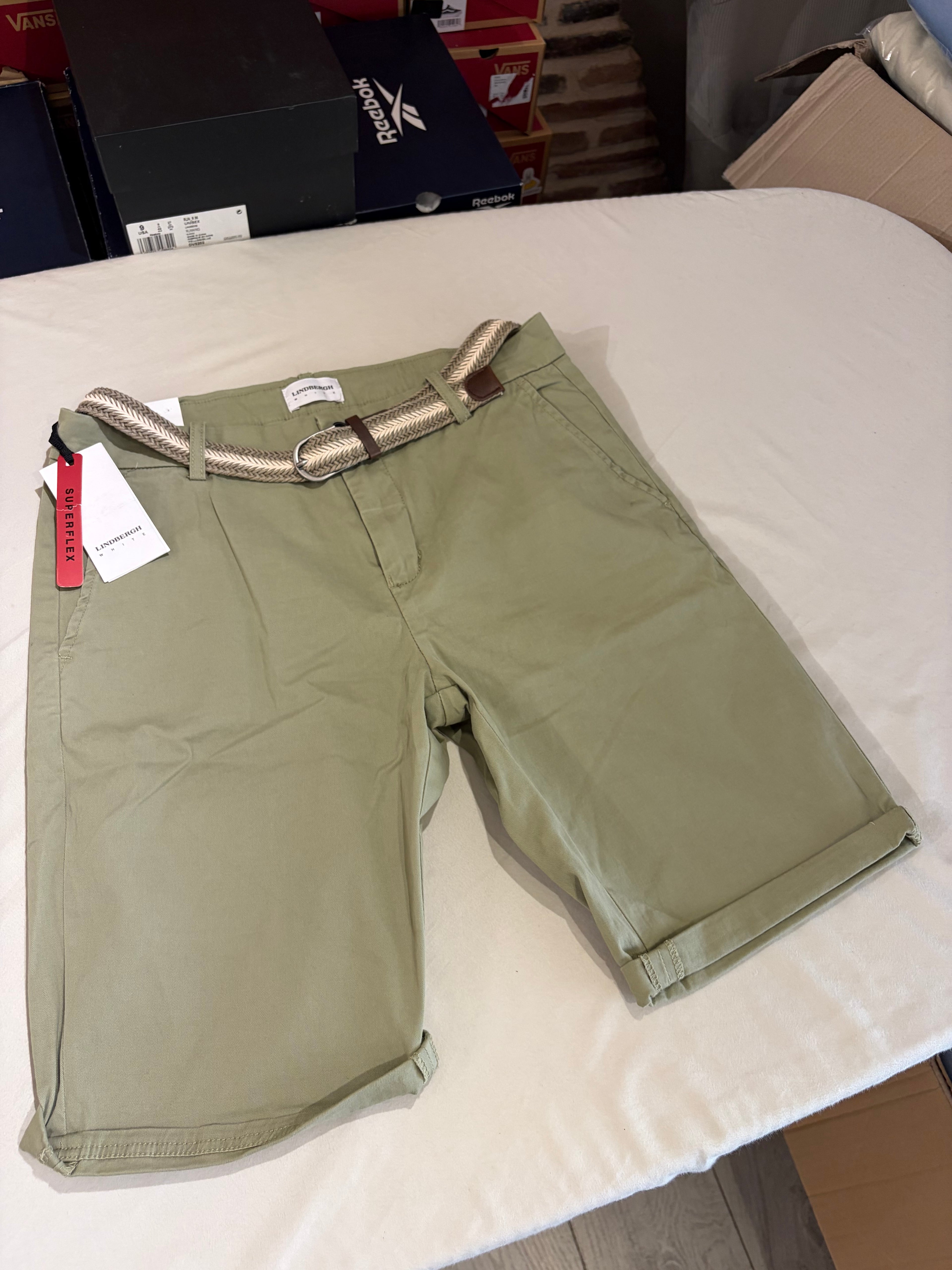 Short chino Lindbergh White Superflex vert sauge avec ceinture tressée – Taille L – Neuf