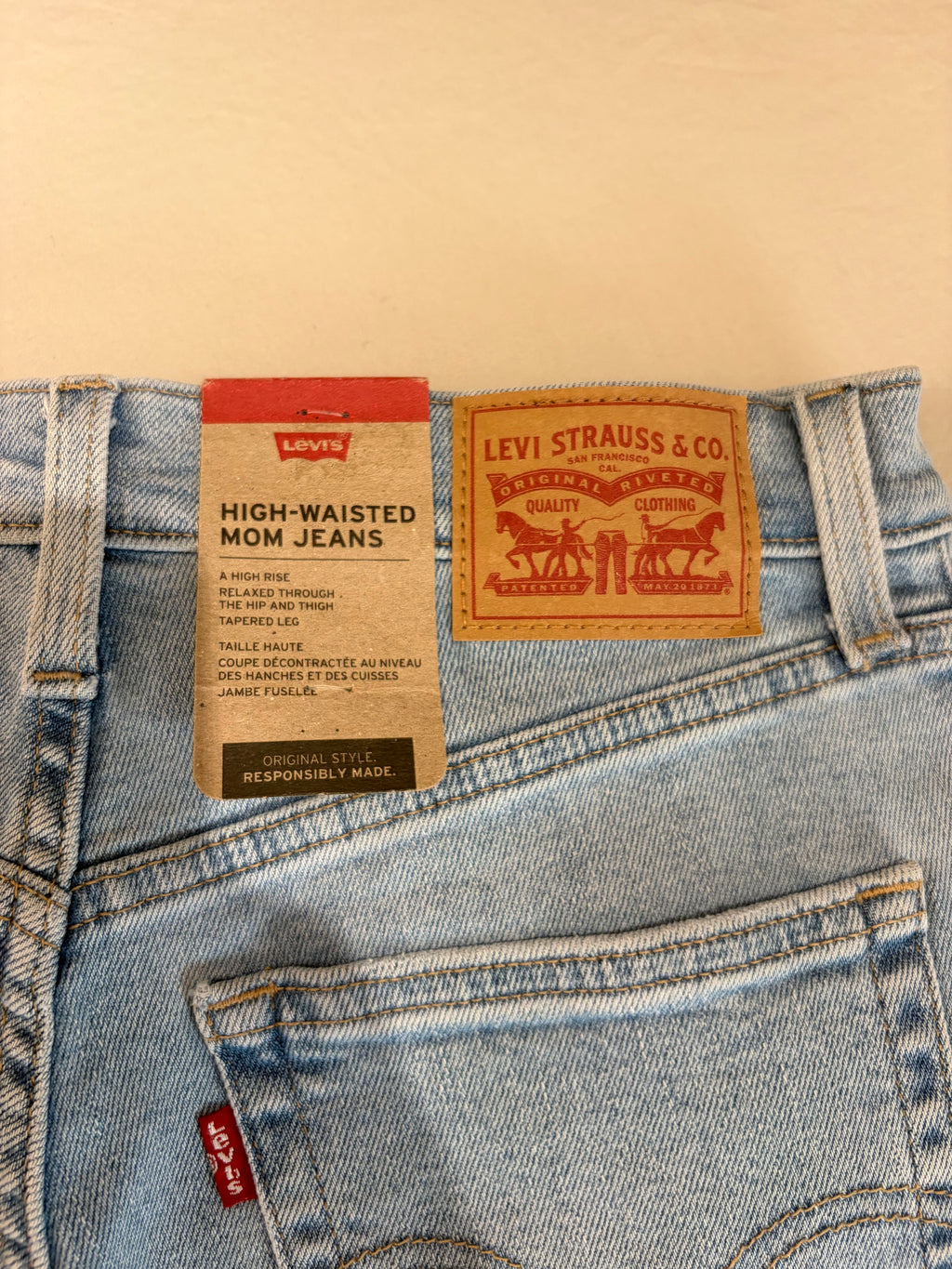 Jean Levi's® High-Waisted Mom Jeans Femme Bleu Denim Clair – Taille W29 L27 – Neuf avec Étiquette