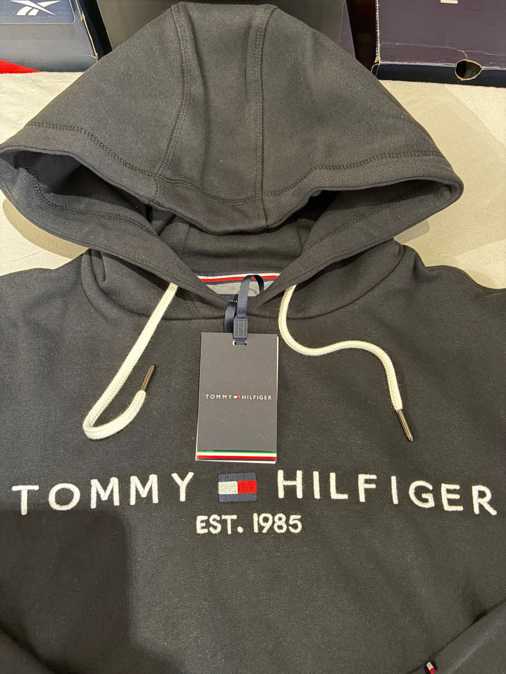 Sweat à capuche Tommy Hilfiger Logo Noir Homme – Taille M – Neuf avec étiquette