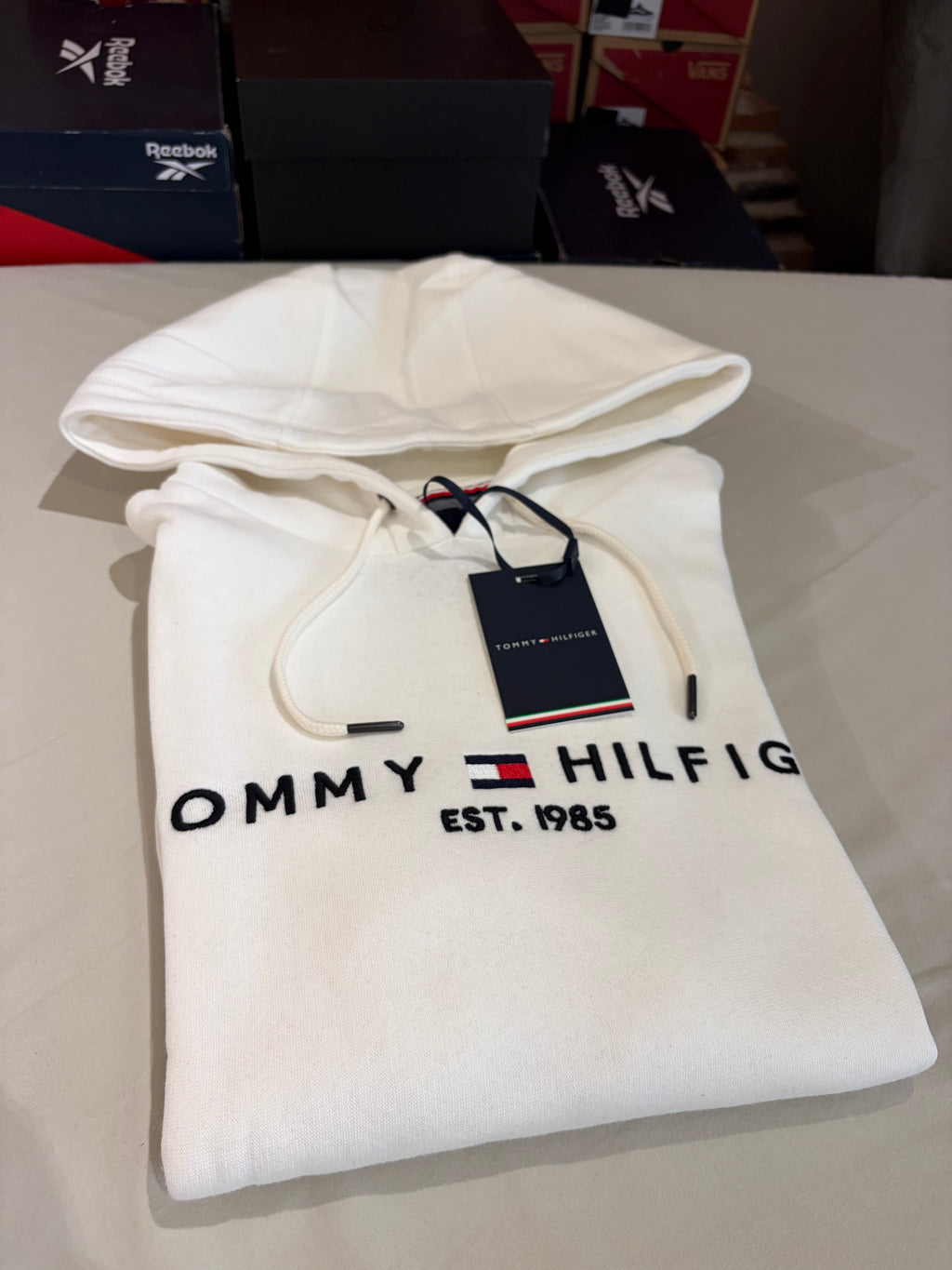 Sweat à Capuche Tommy Hilfiger Blanc Cassé Homme – Taille S – Logo Brodé – Neuf avec Étiquette