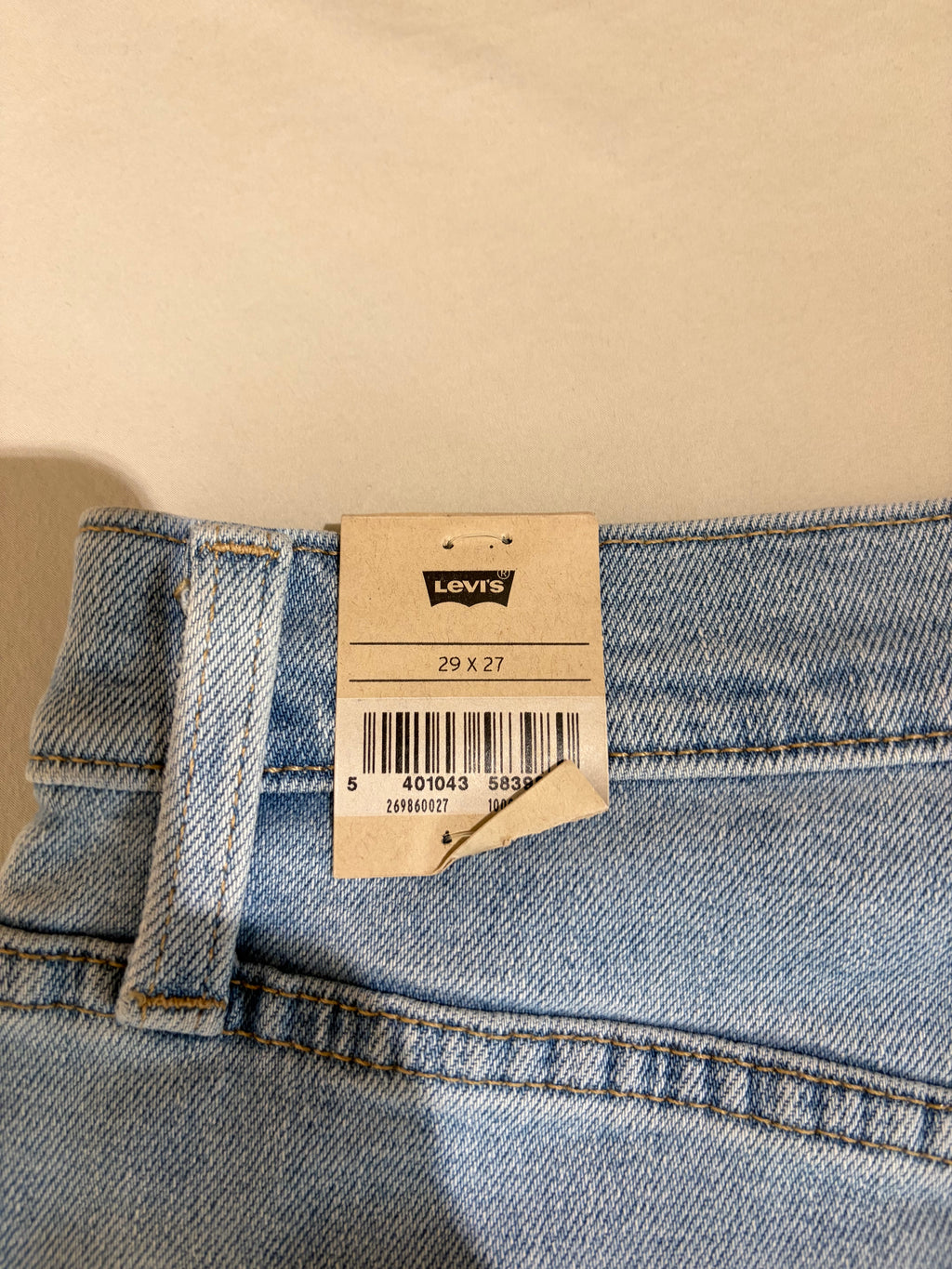 Jean Levi's® High-Waisted Mom Jeans Femme Bleu Denim Clair – Taille W29 L27 – Neuf avec Étiquette
