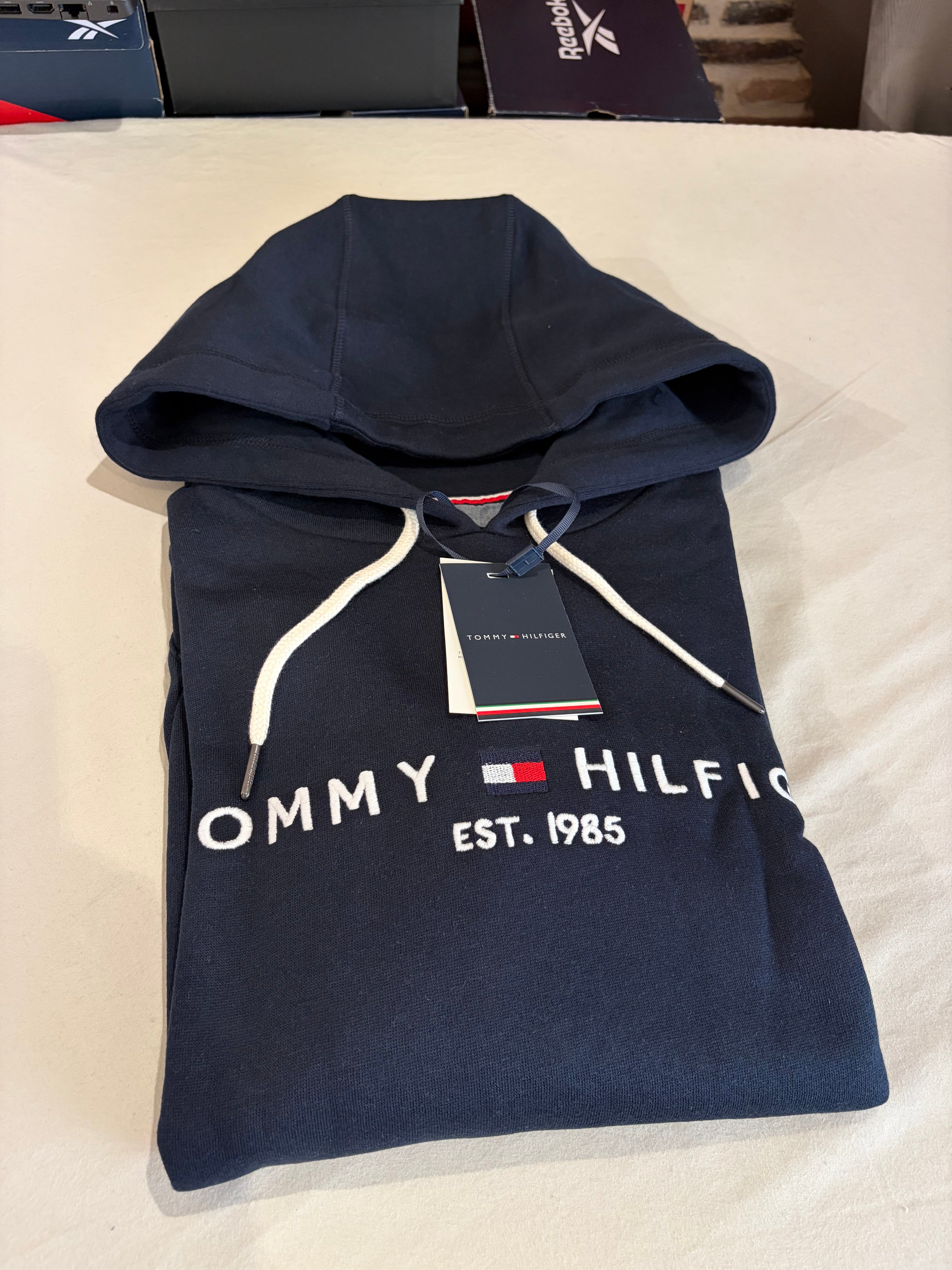 Sweat à Capuche Tommy Hilfiger Homme Bleu Marine – Logo Brodé EST. 1985 – Taille XL – Neuf