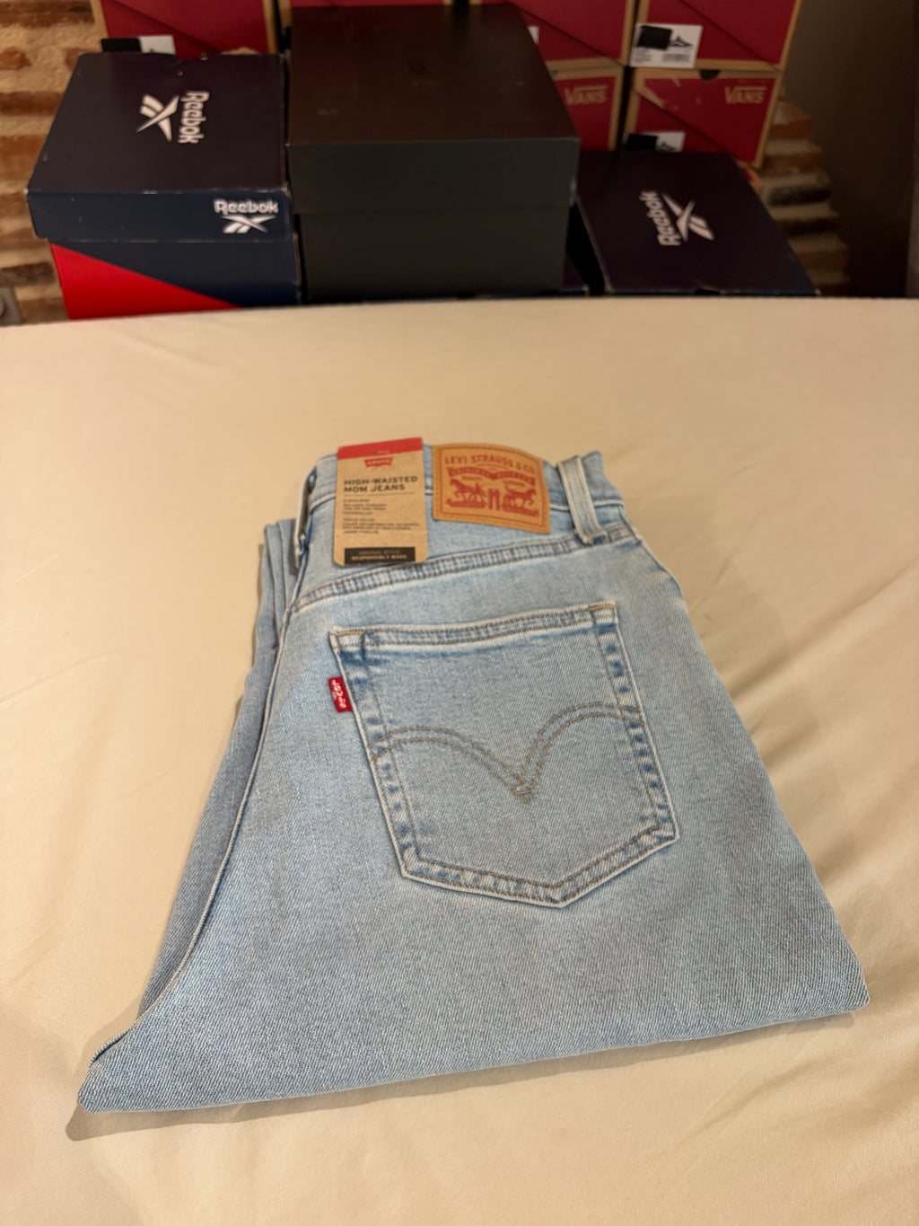 Jean Levi's® High-Waisted Mom Jeans Femme Bleu Denim Clair – Taille W29 L27 – Neuf avec Étiquette