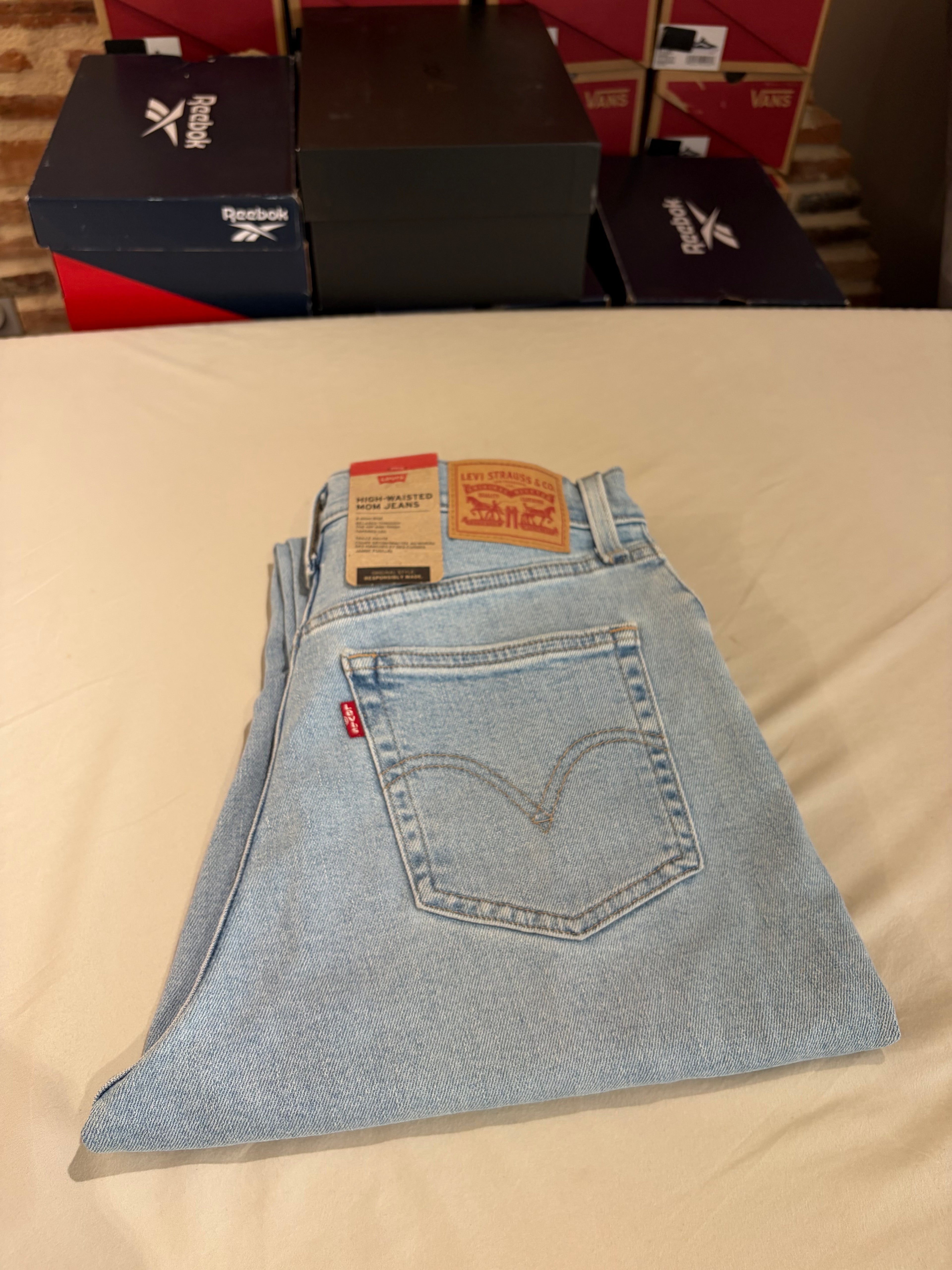 Jean Levi's® High-Waisted Mom Jeans Femme Bleu Denim Clair – Taille W29 L27 – Neuf avec Étiquette