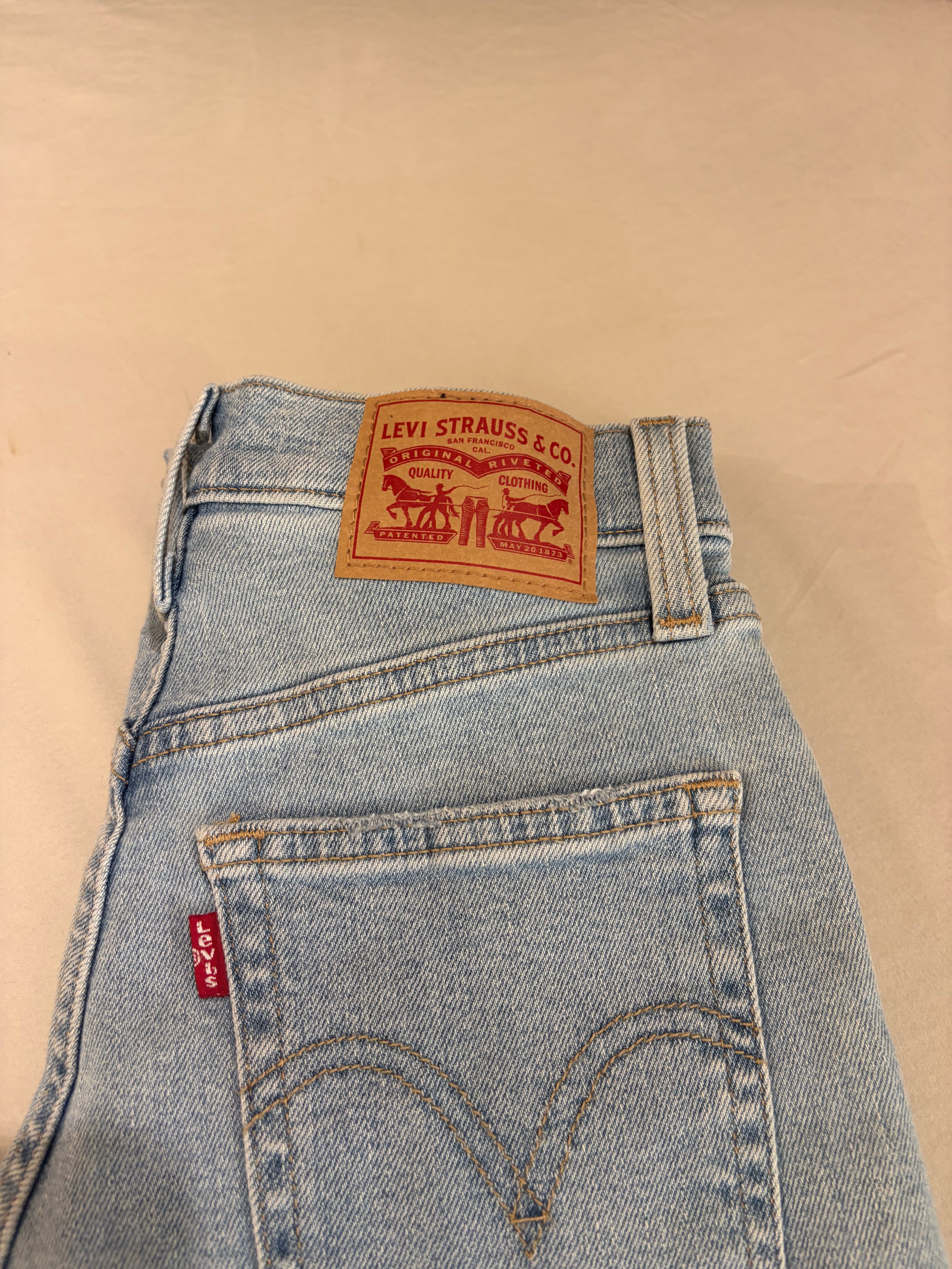 Levi's High-Waisted Mom Jeans Femme Bleu Clair 23x29 | Jean Taille Haute Neuf