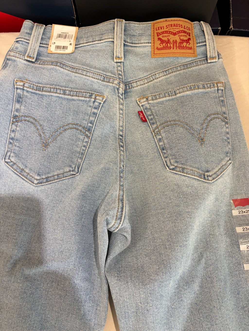Levi's High-Waisted Mom Jeans Femme Bleu Clair 23x29 | Jean Taille Haute Neuf