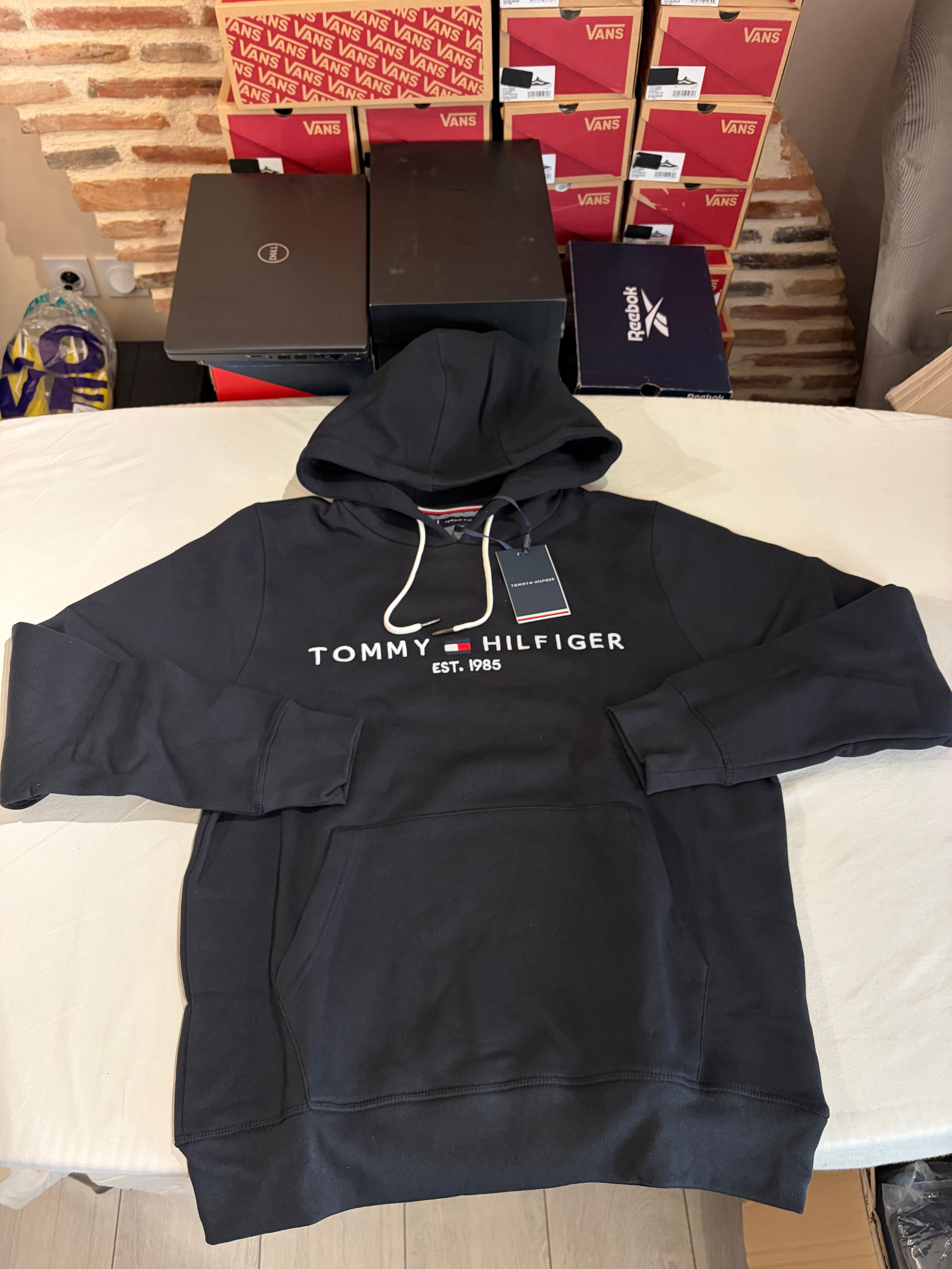 Sweat à Capuche Tommy Hilfiger Homme Noir – Logo Brodé EST. 1985 – Taille XL – Neuf