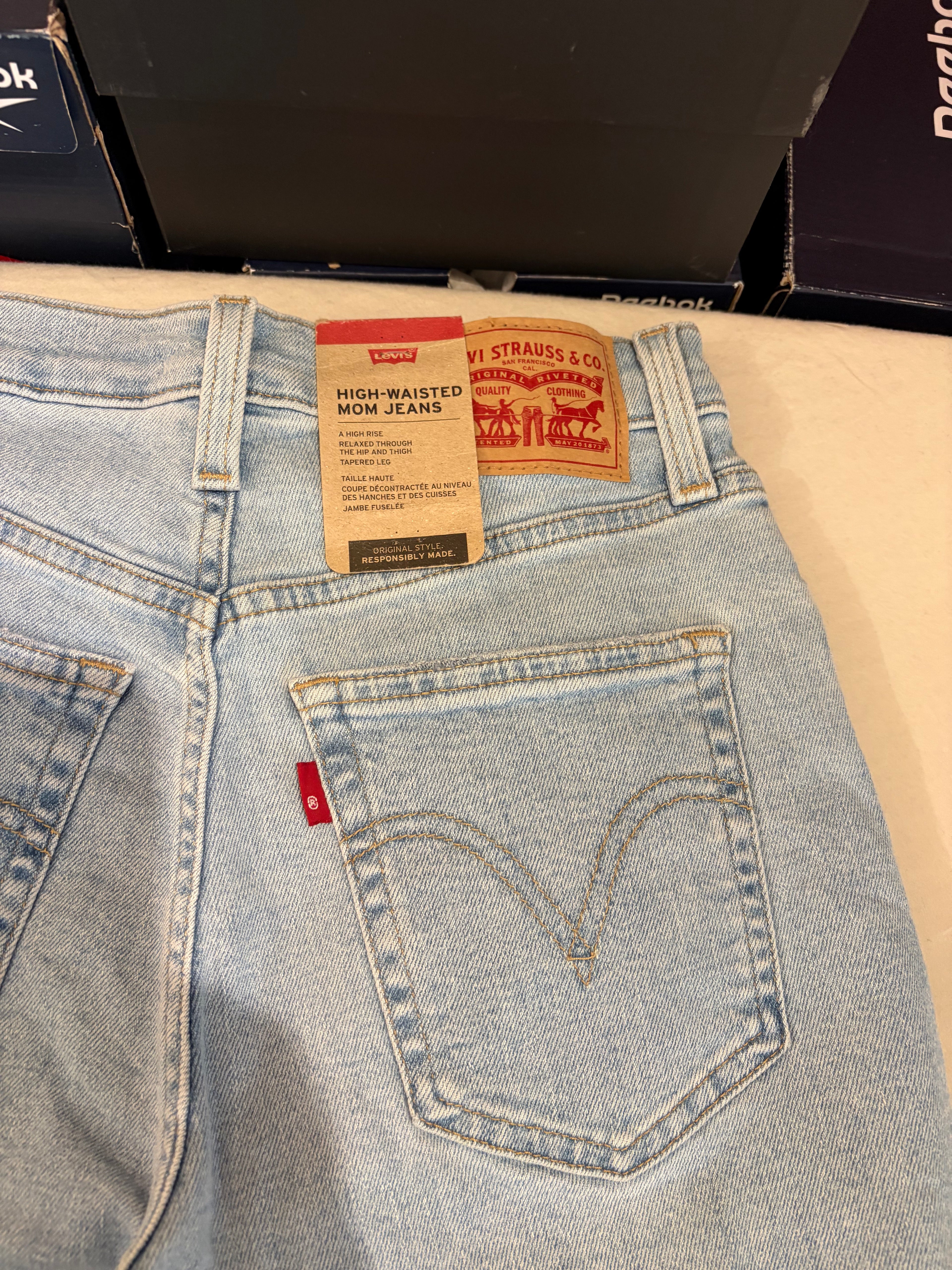 Jean Levi's® High Waisted Mom Femme Bleu Clair – Taille W26 – Neuf avec Étiquette