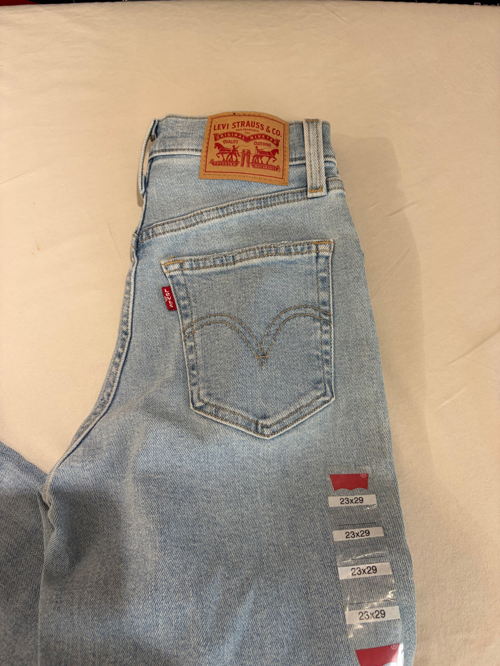 Levi's High-Waisted Mom Jeans Femme Bleu Clair 23x29 | Jean Taille Haute Neuf