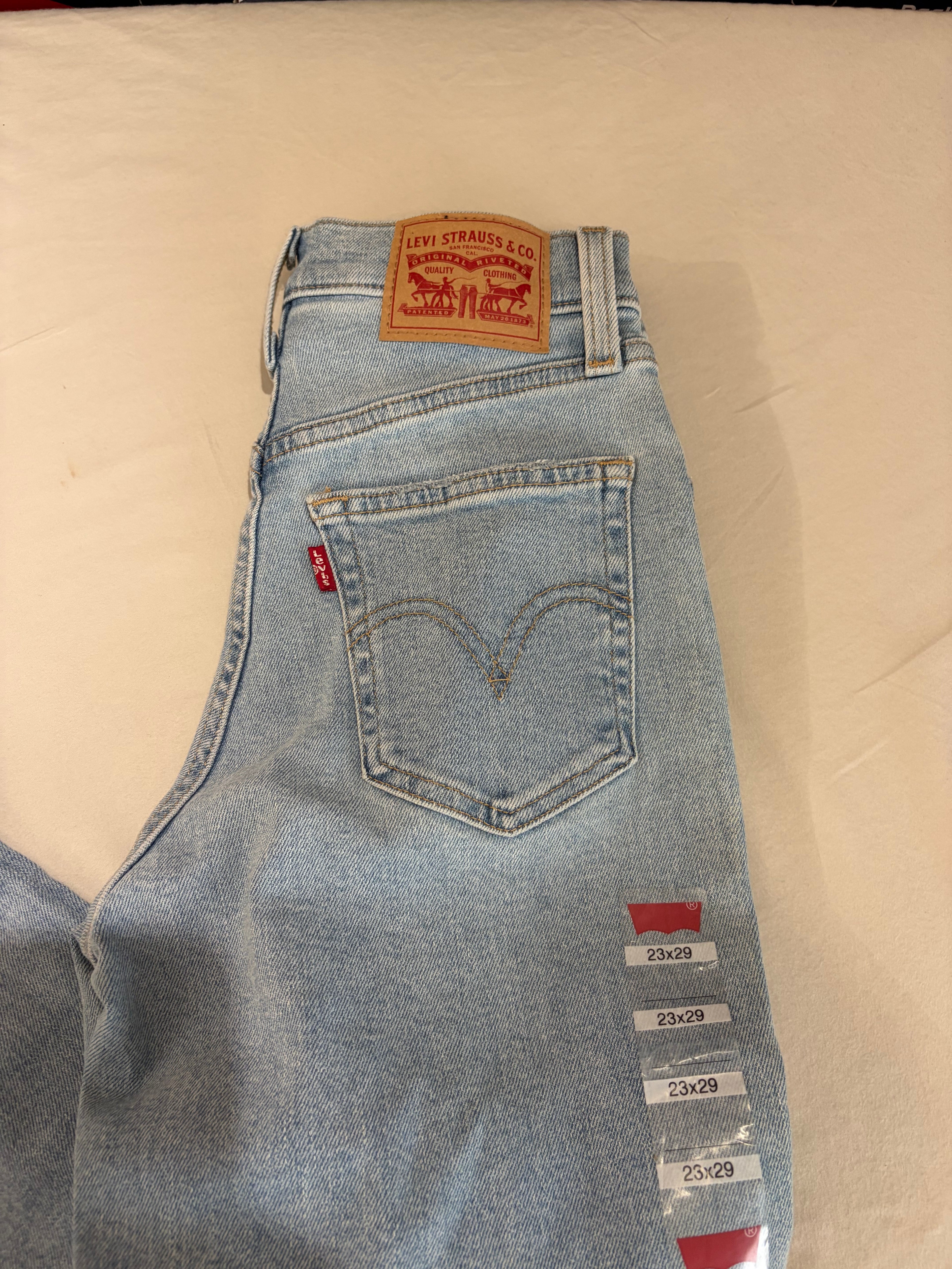 Levi's High-Waisted Mom Jeans Femme Bleu Clair 23x29 | Jean Taille Haute Neuf
