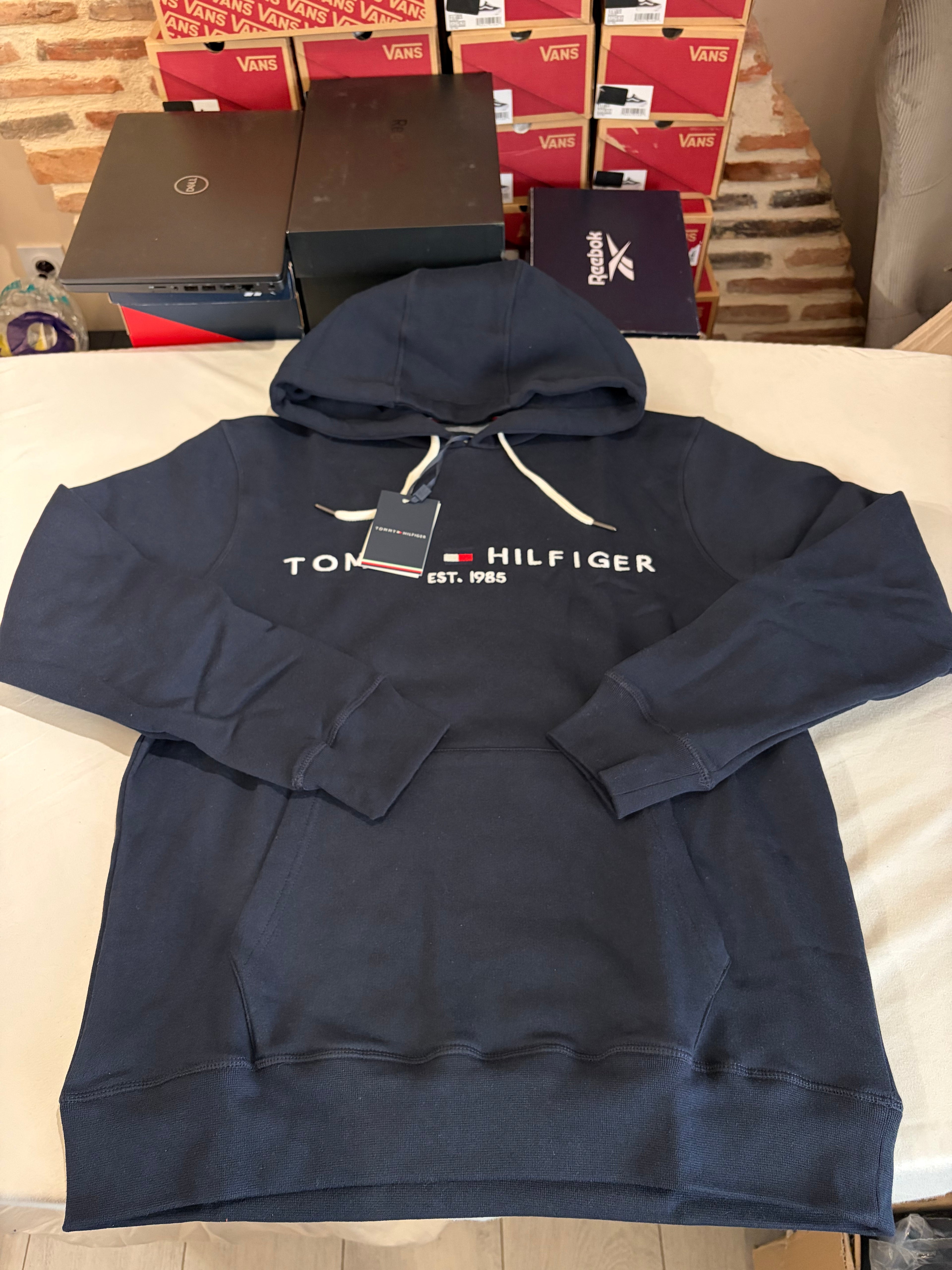 Sweat à Capuche Tommy Hilfiger Homme Bleu Marine – Logo Brodé EST. 1985 – Taille XL – Neuf