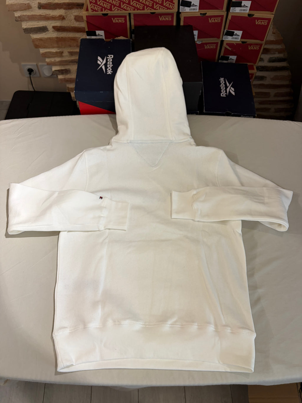 Sweat à Capuche Tommy Hilfiger Blanc Cassé Homme – Taille S – Logo Brodé – Neuf avec Étiquette