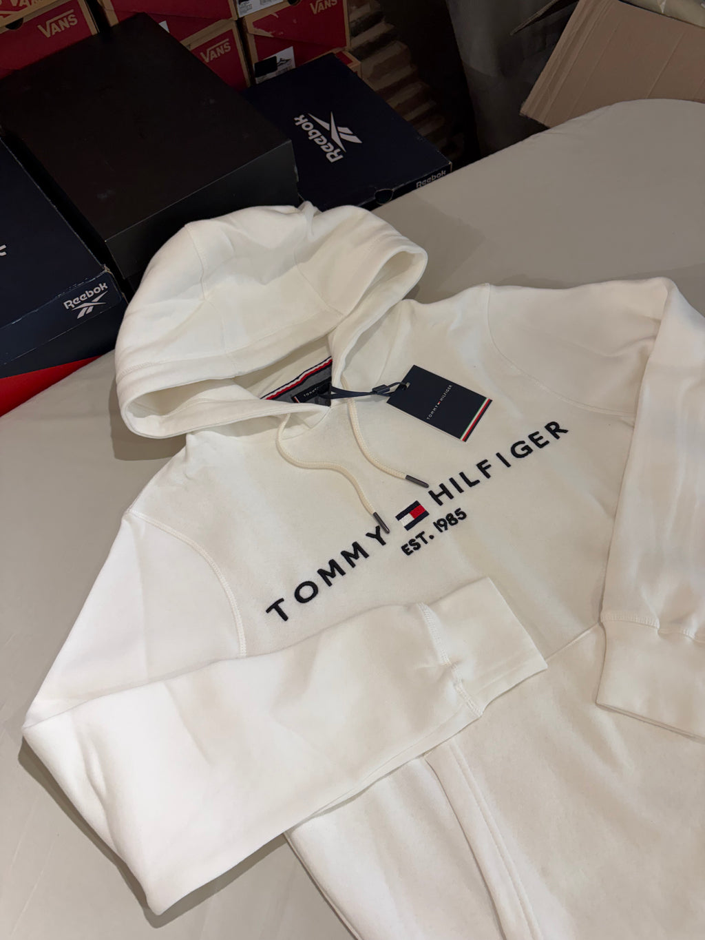 Sweat à Capuche Tommy Hilfiger Blanc Cassé Homme – Taille S – Logo Brodé – Neuf avec Étiquette