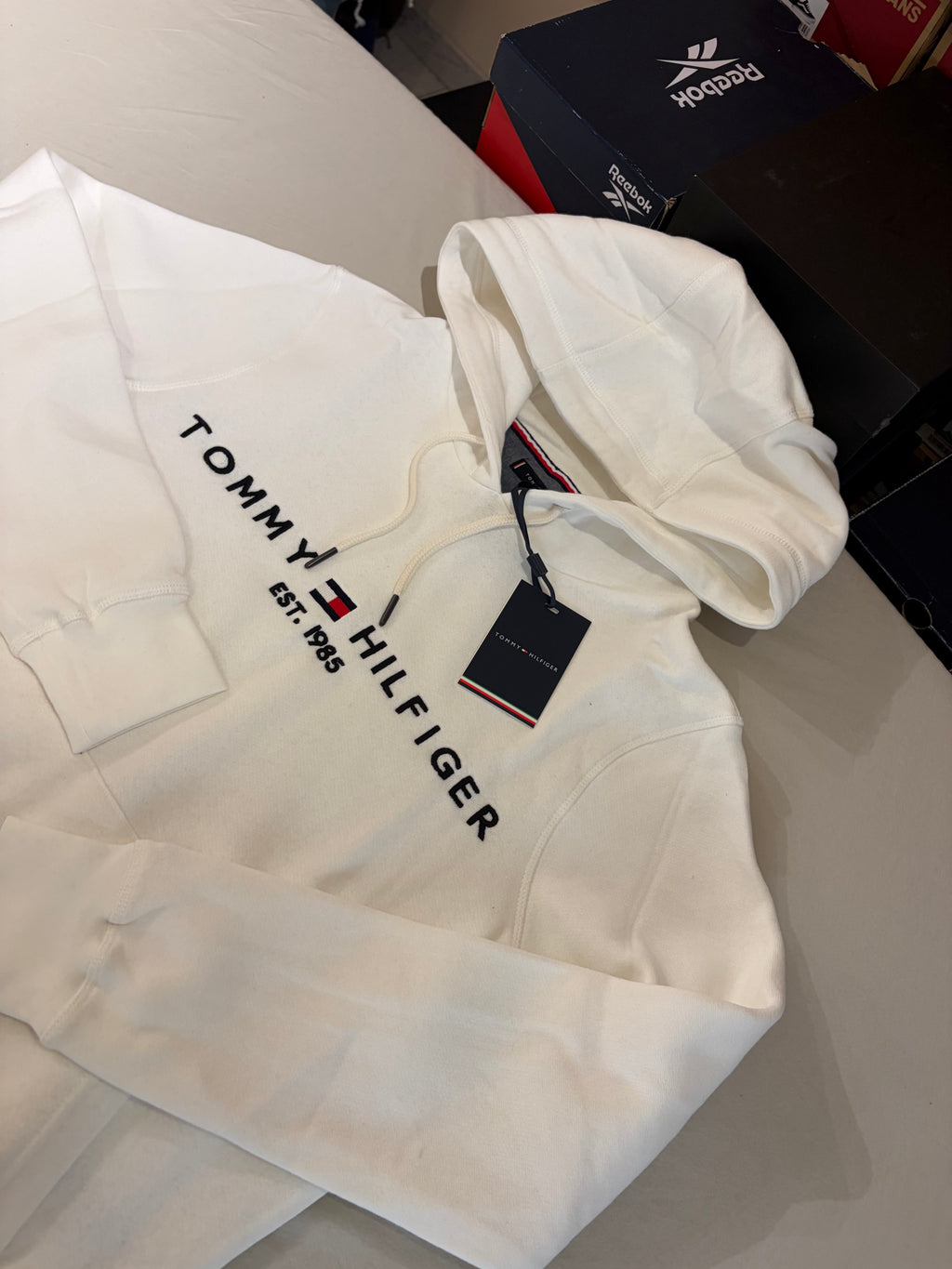 Sweat à Capuche Tommy Hilfiger Blanc Cassé Homme – Taille S – Logo Brodé – Neuf avec Étiquette
