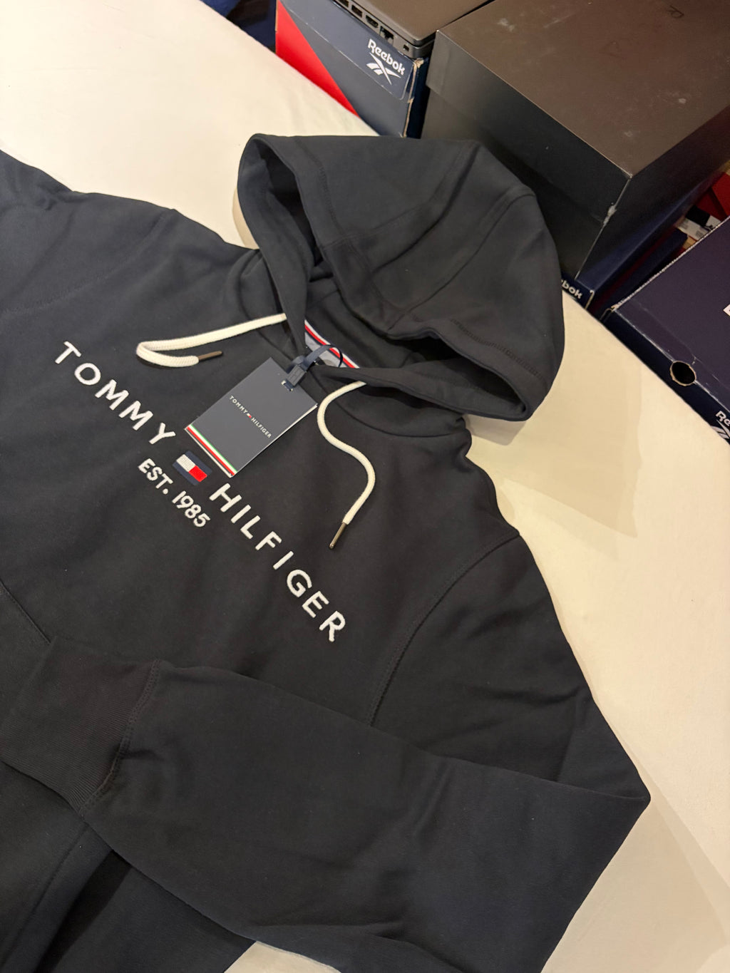 Sweat à capuche Tommy Hilfiger Logo Noir Homme – Taille M – Neuf avec étiquette