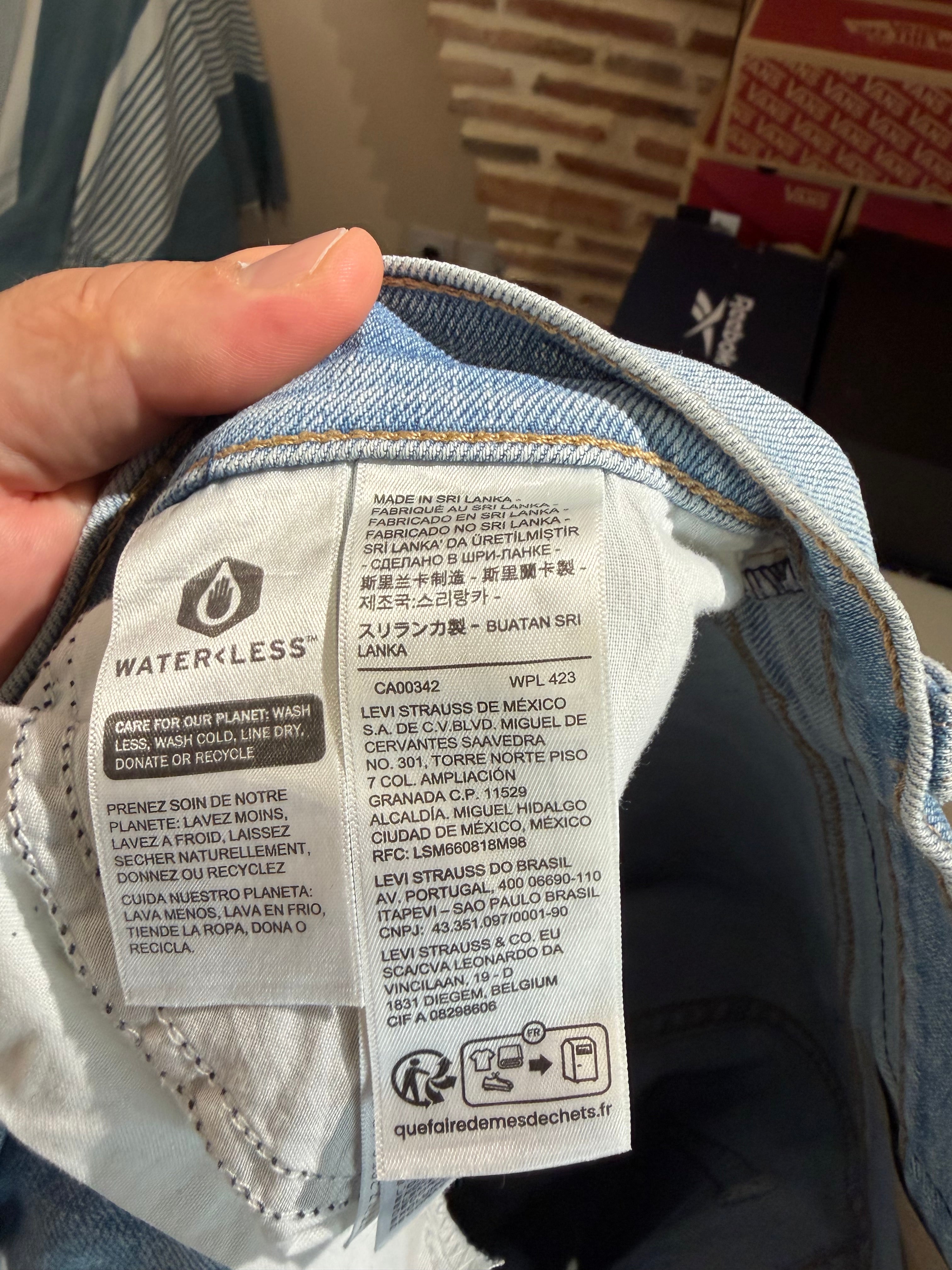 Jean Levi's® High-Waisted Mom Jeans Femme Bleu Denim Clair – Taille W29 L27 – Neuf avec Étiquette