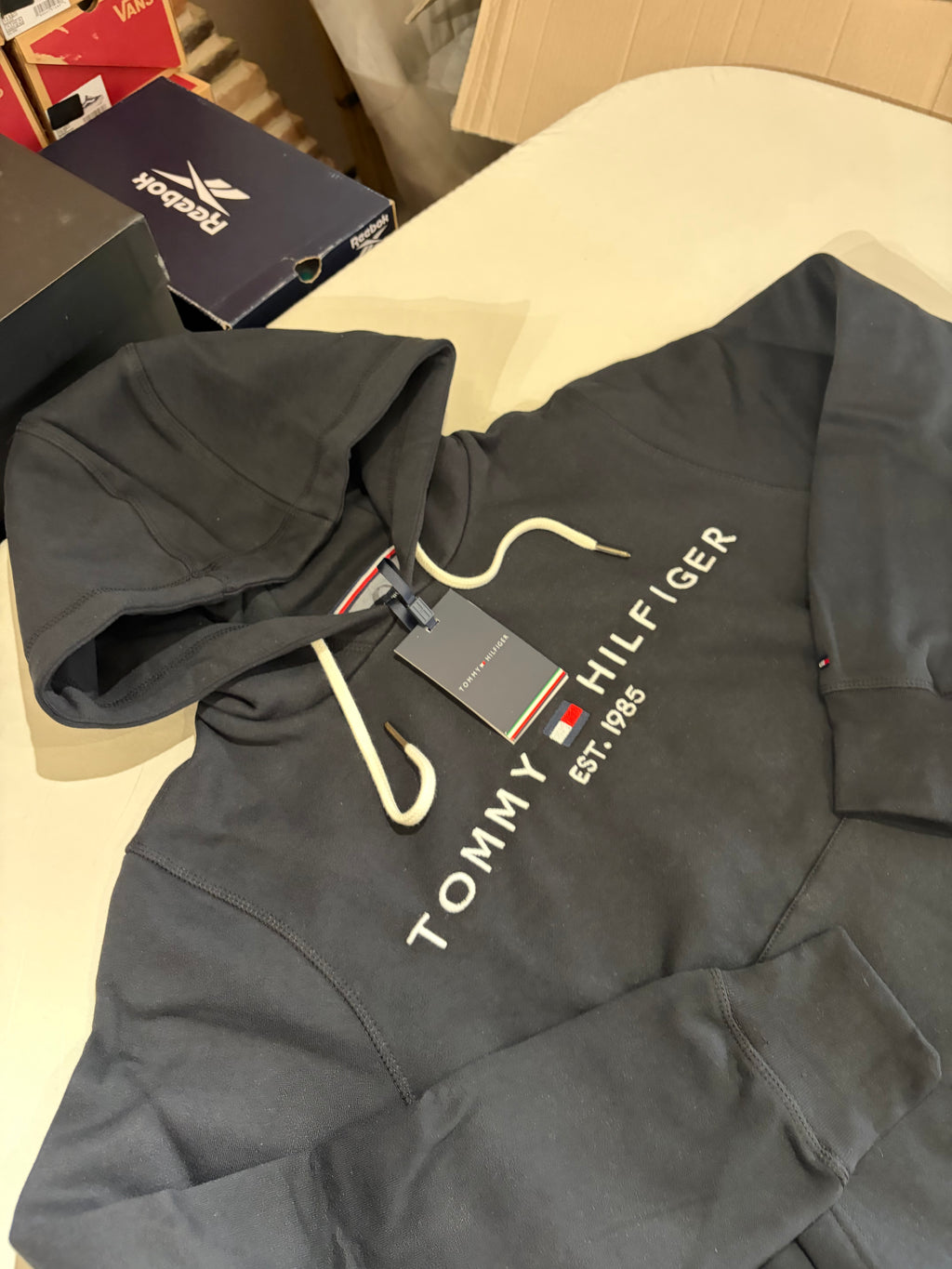 Sweat à capuche Tommy Hilfiger Logo Noir Homme – Taille M – Neuf avec étiquette