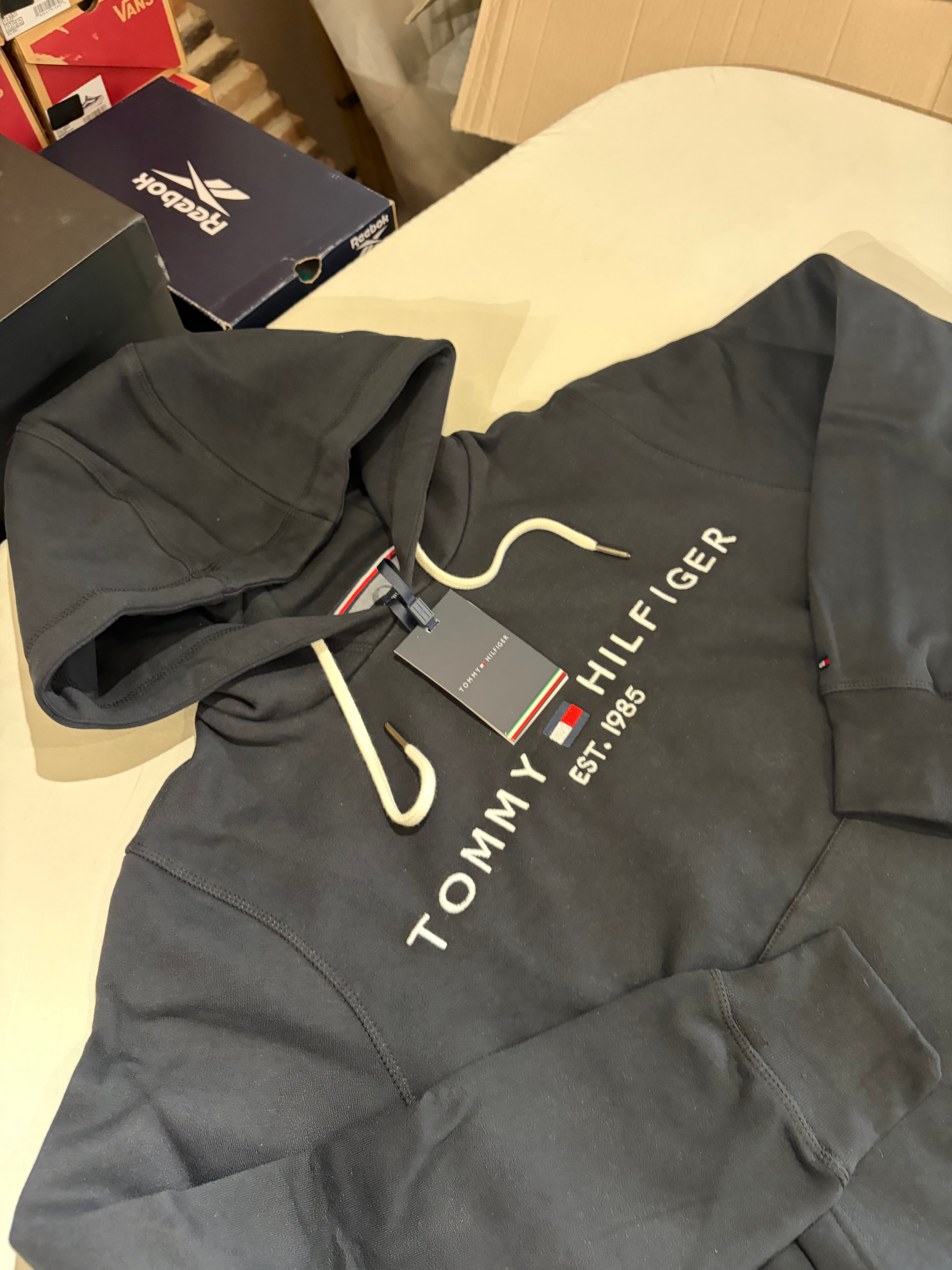 Sweat à capuche Tommy Hilfiger Logo Noir Homme – Taille M – Neuf avec étiquette