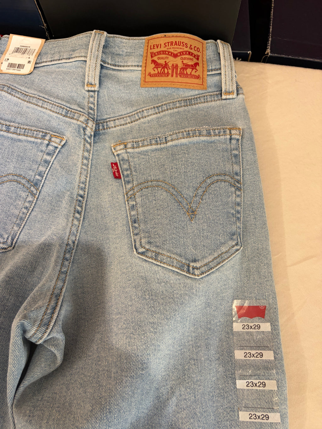 Levi's High-Waisted Mom Jeans Femme Bleu Clair 23x29 | Jean Taille Haute Neuf