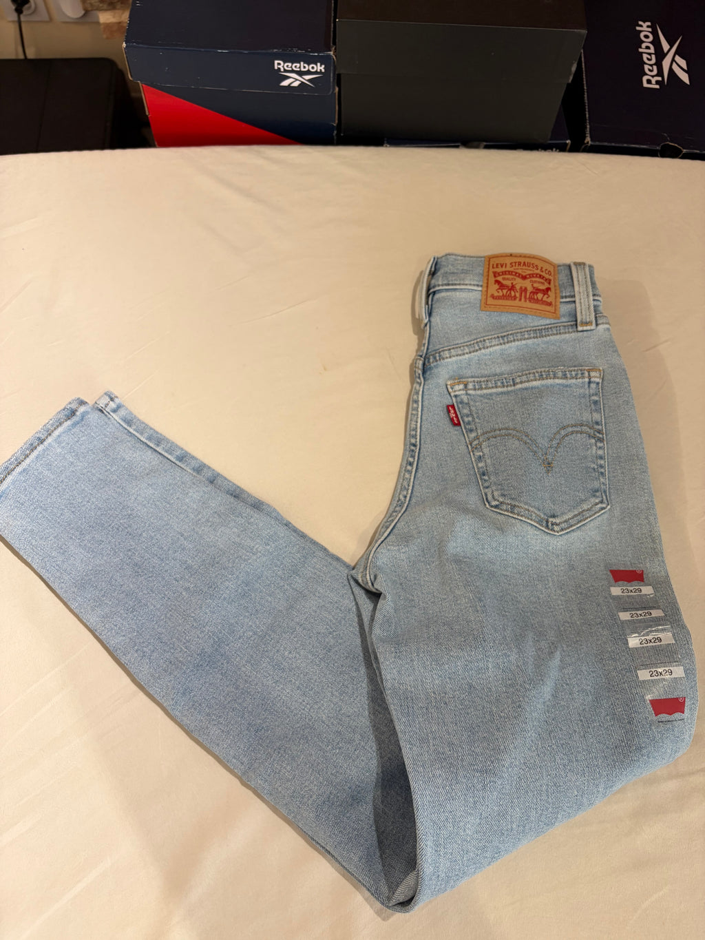 Levi's High-Waisted Mom Jeans Femme Bleu Clair 23x29 | Jean Taille Haute Neuf