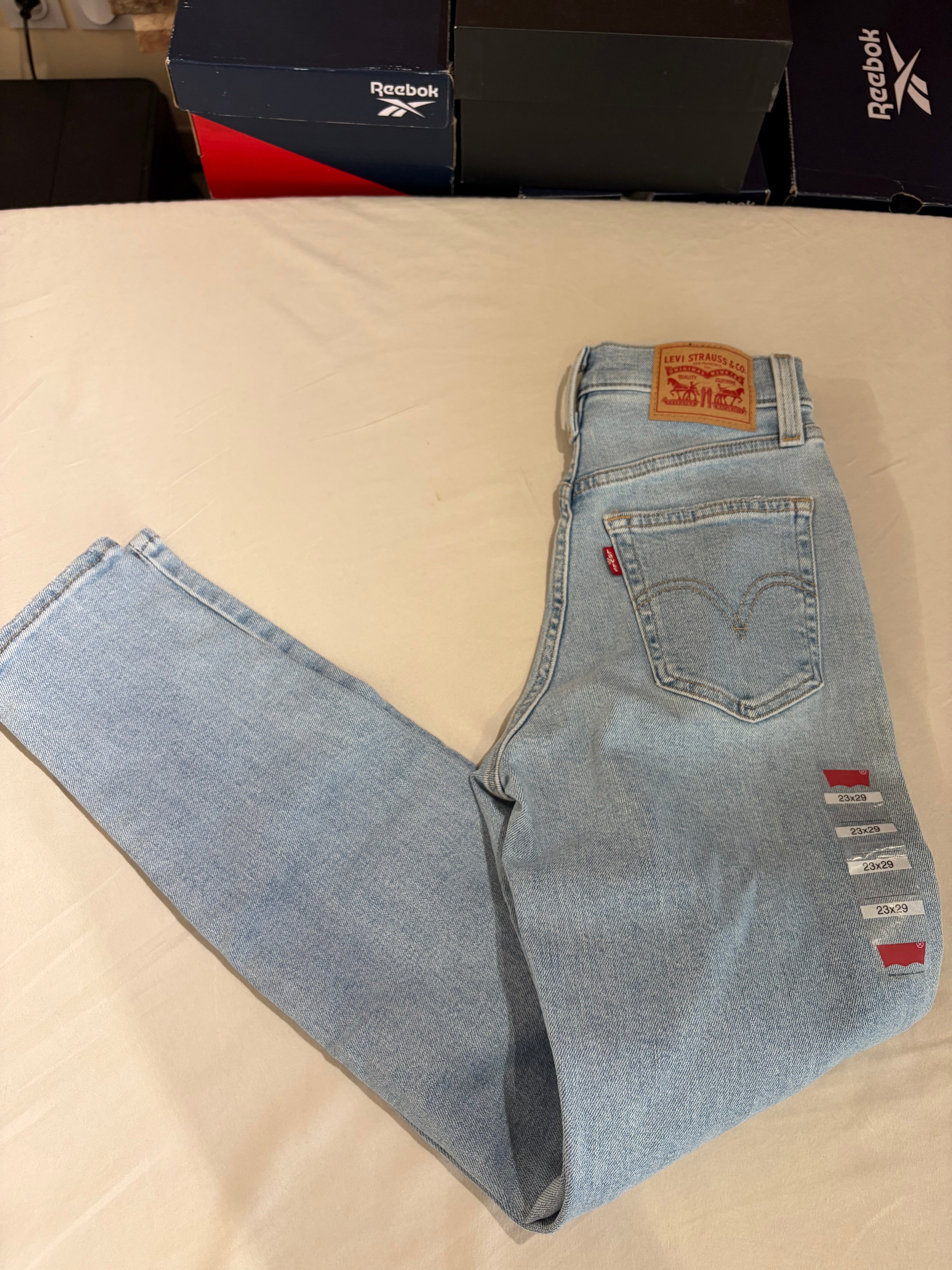 Levi's High-Waisted Mom Jeans Femme Bleu Clair 23x29 | Jean Taille Haute Neuf