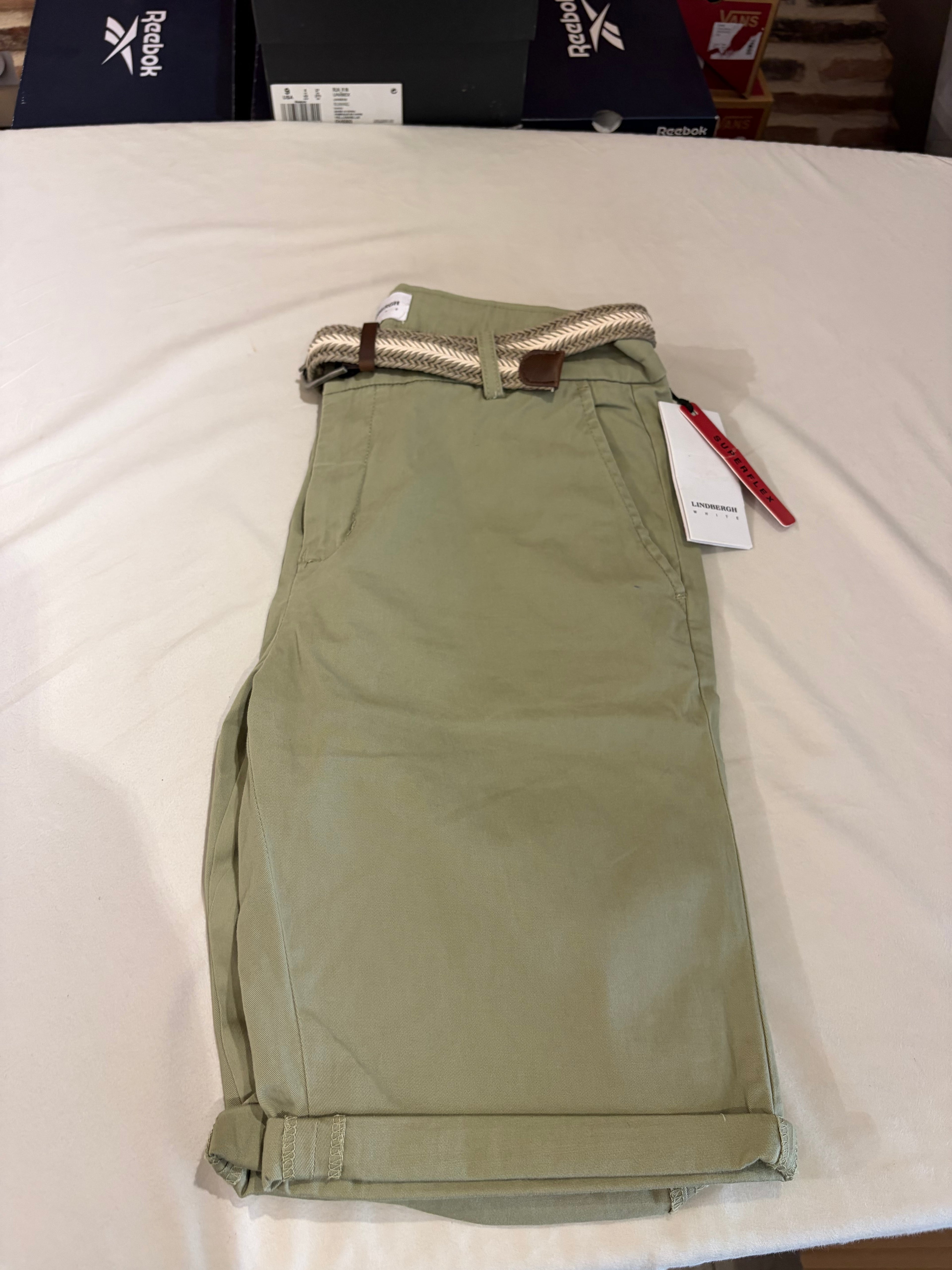 Short chino Lindbergh White Superflex vert sauge avec ceinture tressée – Taille L – Neuf