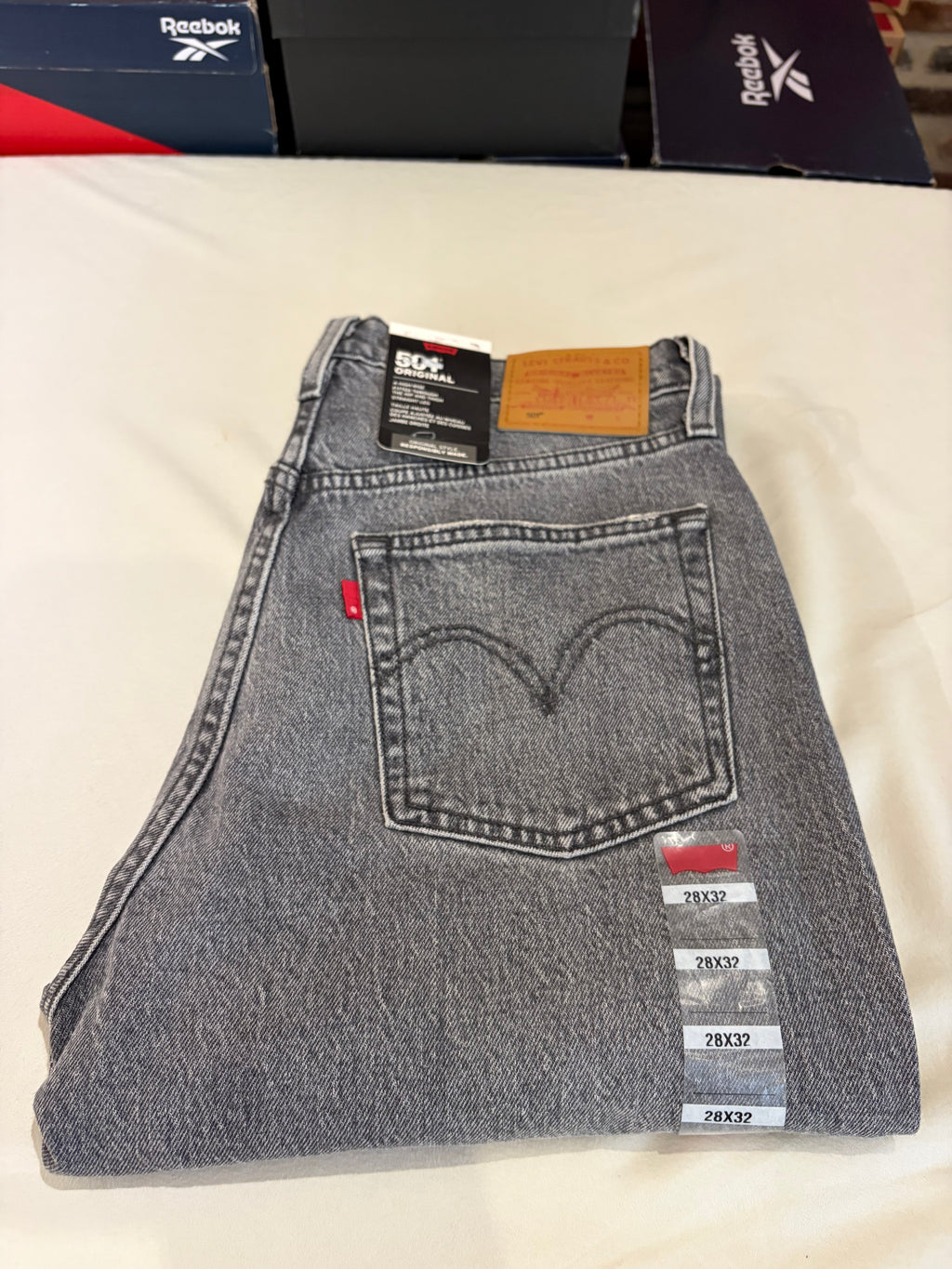 Jean Levi's® 501® Original Femme Gris Délavé – Taille W28 L32 – Neuf avec Étiquette