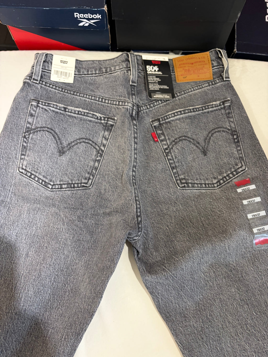 Jean Levi's® 501® Original Femme Gris Délavé – Taille W28 L32 – Neuf avec Étiquette