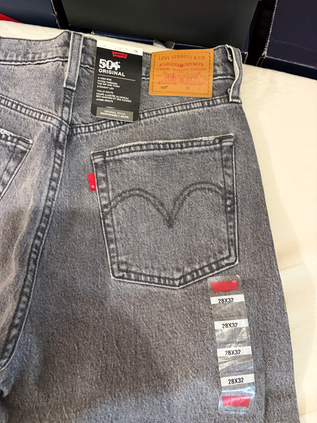 Jean Levi's® 501® Original Femme Gris Délavé – Taille W28 L32 – Neuf avec Étiquette