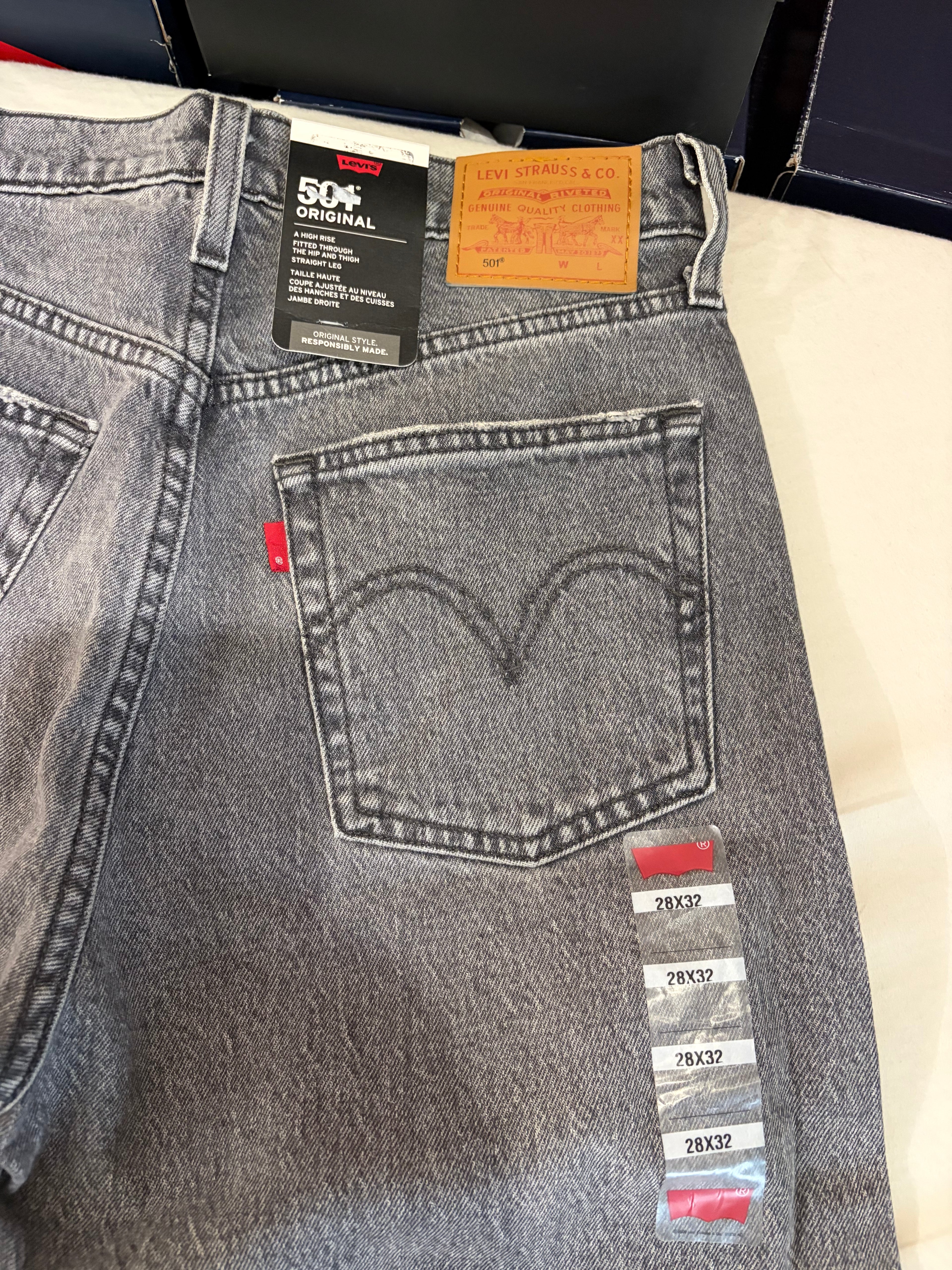 Jean Levi's® 501® Original Femme Gris Délavé – Taille W28 L32 – Neuf avec Étiquette